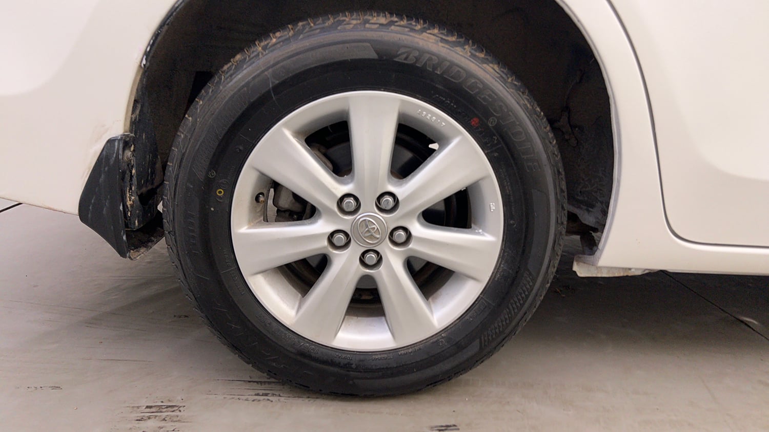 Used 2015 Toyota Corolla Altis G Petrol Petrol Manual tyres RIGHT REAR TYRE RIM VIEW