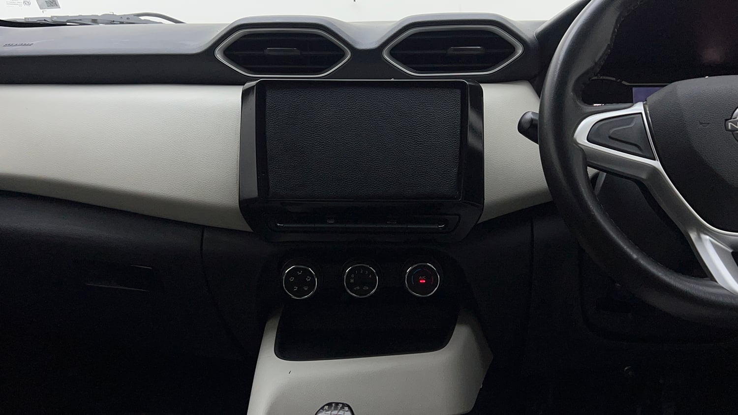 Used 2021 Nissan Magnite XE Petrol Manual interior MUSIC SYSTEM & AC CONTROL VIEW
