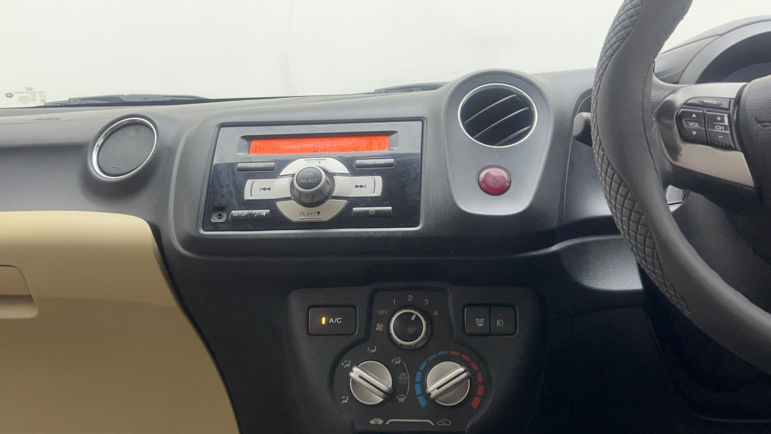 Used 2015 Honda Amaze 1.2 VX AT i-VTEC Petrol Automatic interior MUSIC SYSTEM & AC CONTROL VIEW