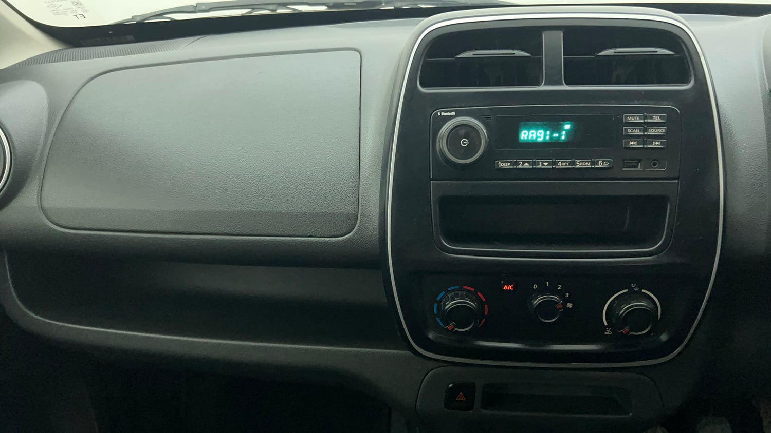 Used 2016 Renault Kwid RXL Petrol Manual interior MUSIC SYSTEM & AC CONTROL VIEW