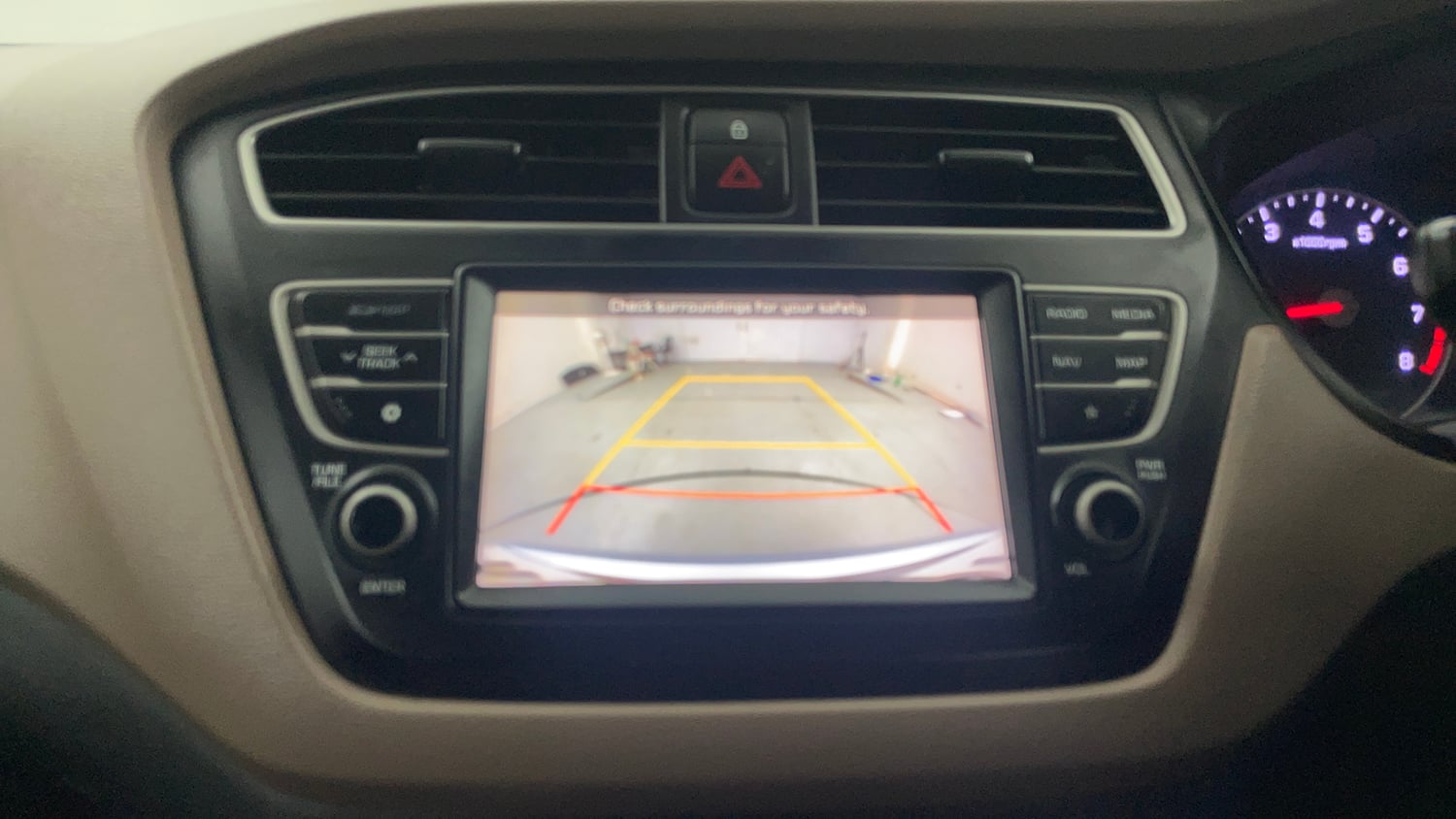 Used 2020 Hyundai Elite i20 Sportz Plus 1.2 Petrol Manual top_features Rear camera