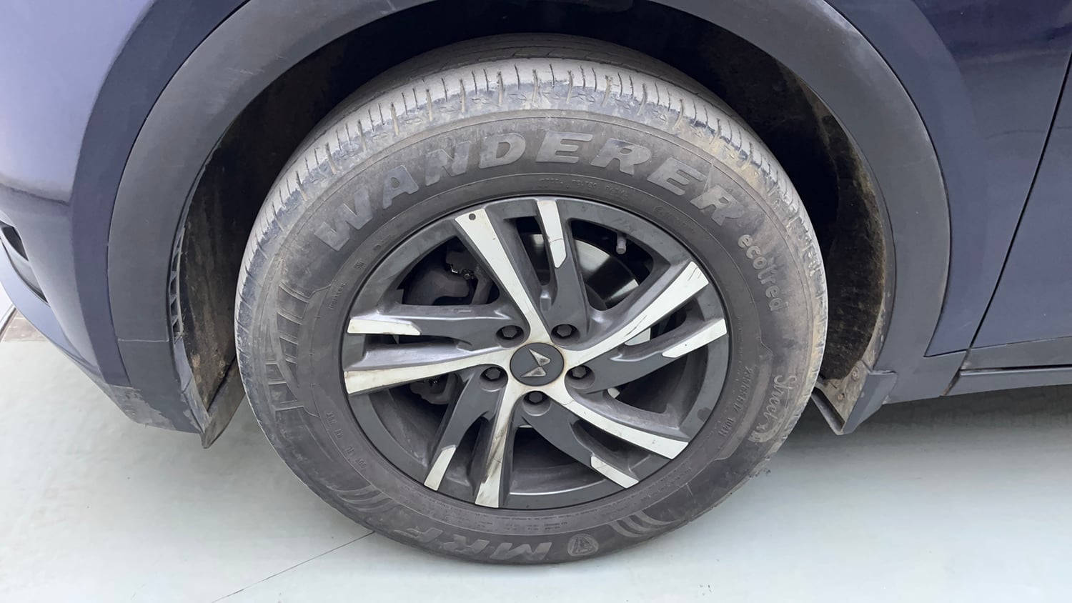 Used 2022 Mahindra XUV700 AX 5 Diesel MT 7 STR Diesel Manual tyres LEFT FRONT TYRE RIM VIEW