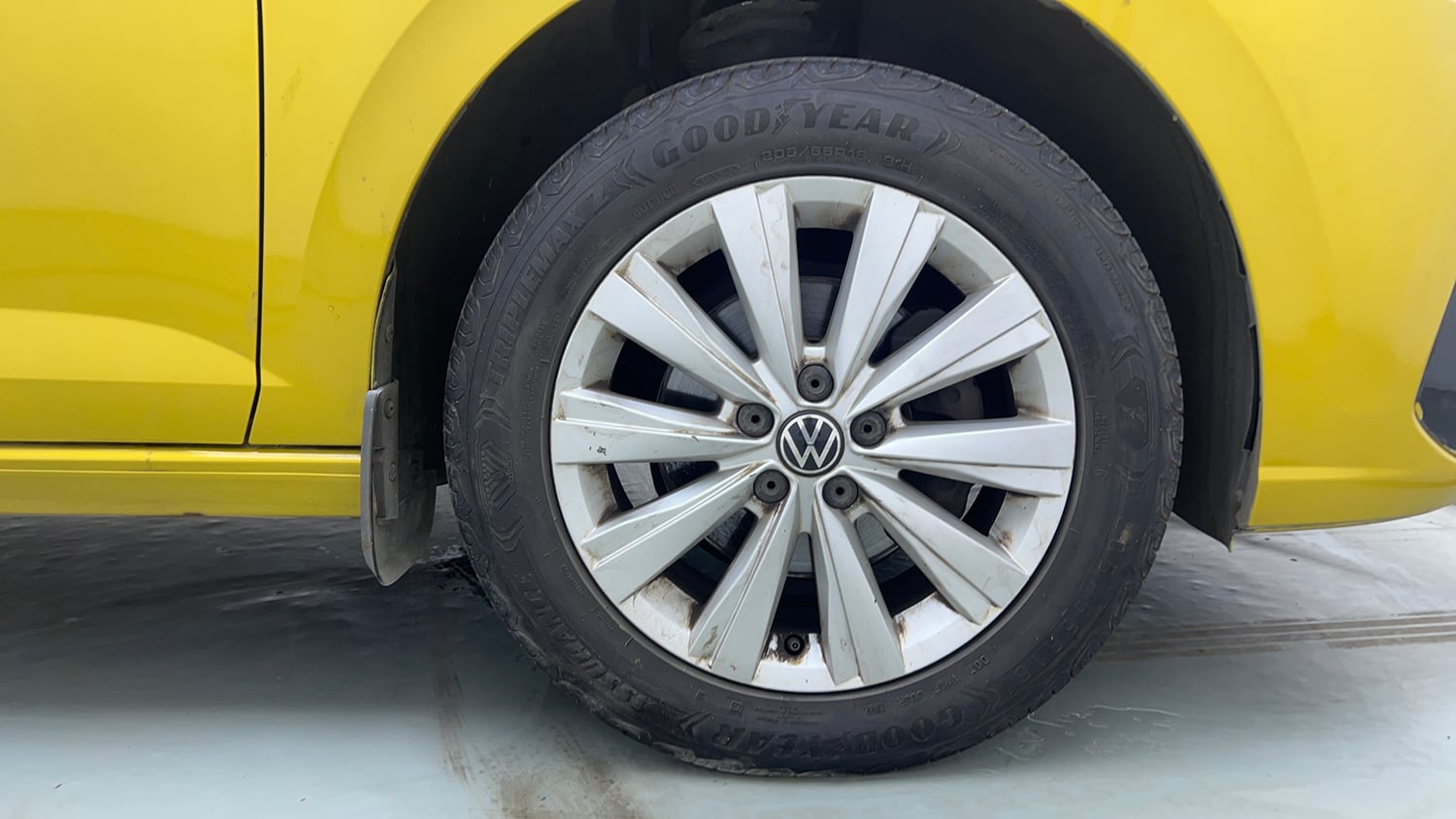 Used 2023 Volkswagen Virtus Highline 1.0 TSI AT Petrol Automatic tyres RIGHT FRONT TYRE RIM VIEW