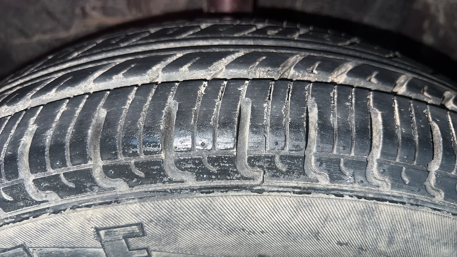 Used 2018 Datsun Redi-GO T(O) 1.0 AMT Petrol Automatic tyres LEFT FRONT TYRE TREAD VIEW