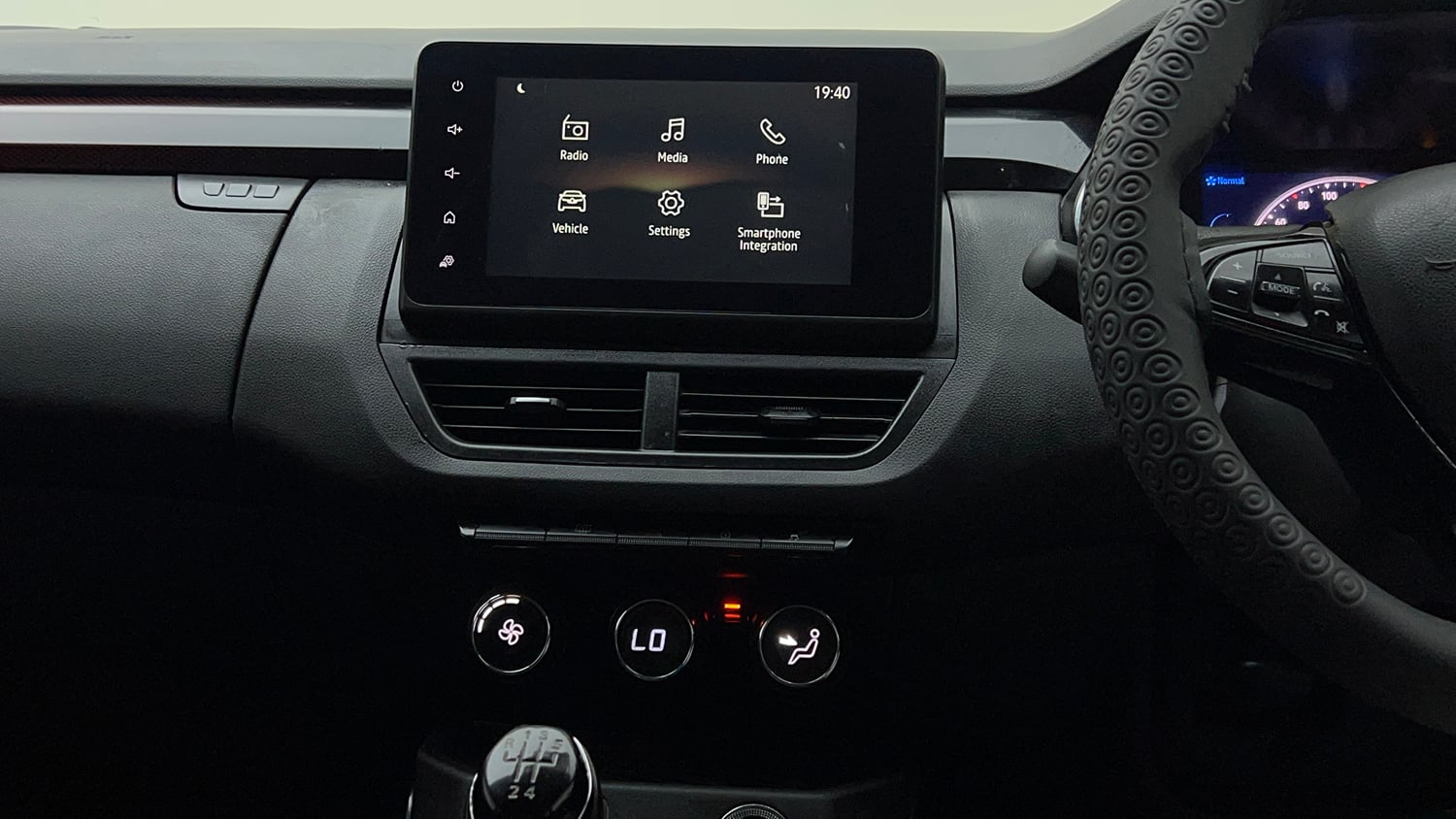 Used 2023 Renault Kiger RXZ MT Petrol Manual interior MUSIC SYSTEM & AC CONTROL VIEW
