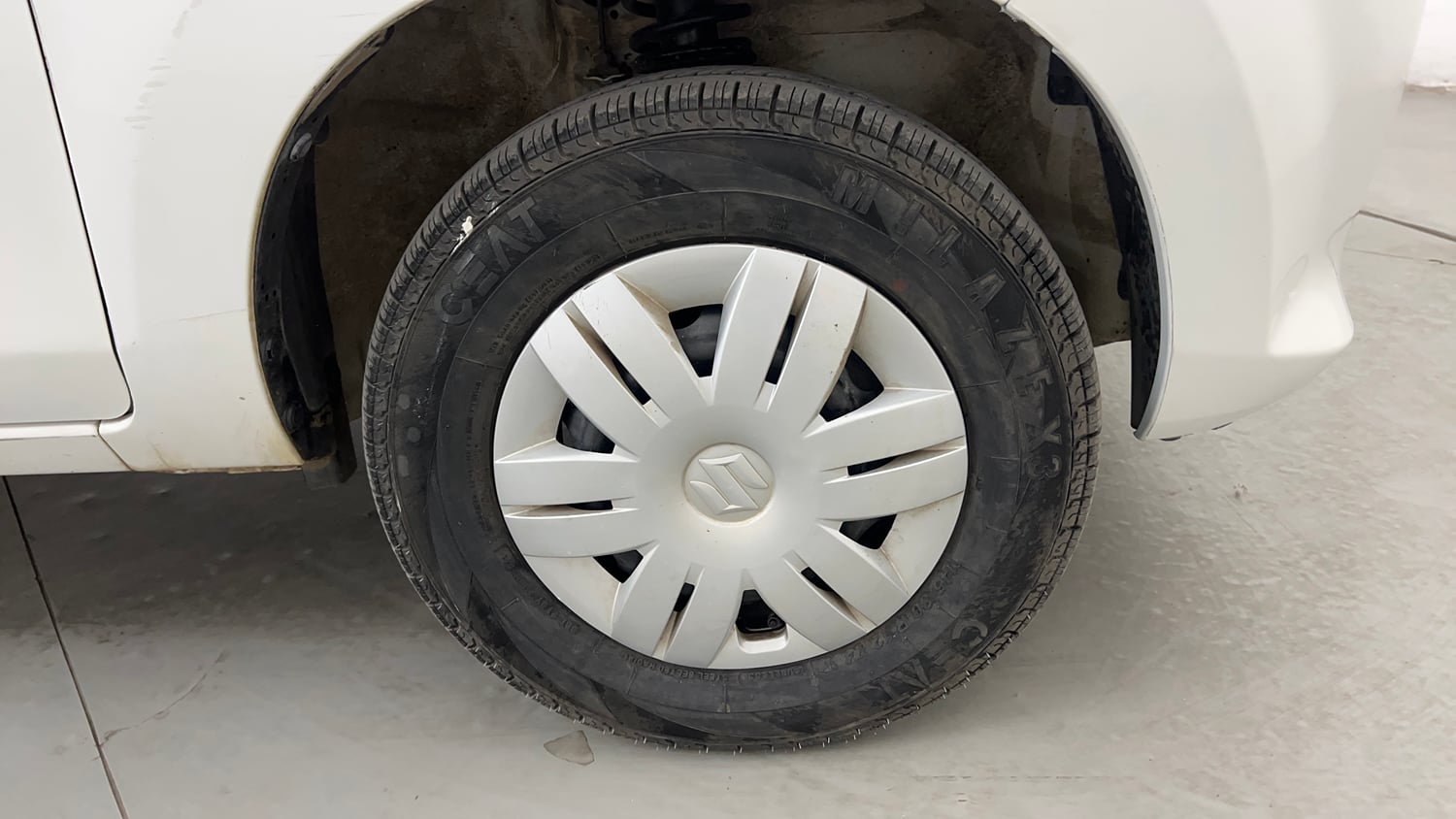 Used 2014 Maruti Suzuki Alto 800 Lxi Petrol Manual tyres RIGHT FRONT TYRE RIM VIEW