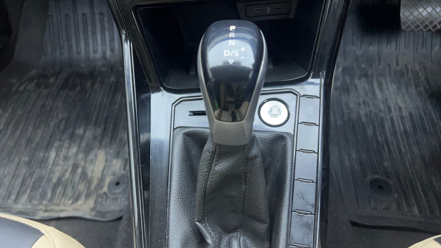Used 2023 Volkswagen Virtus Highline 1.0 TSI AT Petrol Automatic interior GEAR  KNOB VIEW