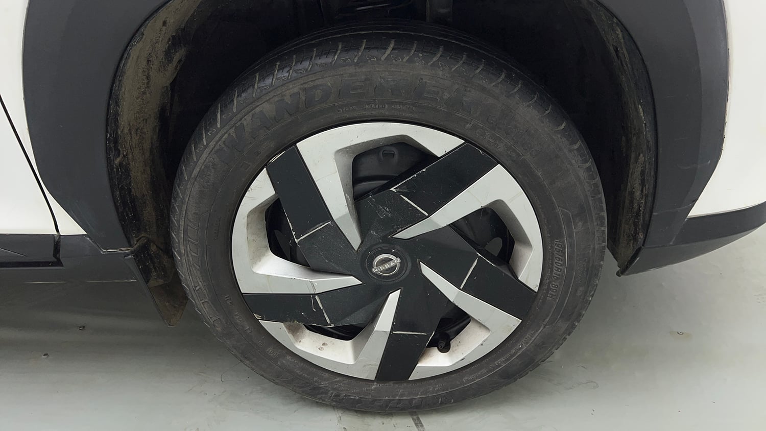 Used 2021 Nissan Magnite XE Petrol Manual tyres RIGHT FRONT TYRE RIM VIEW