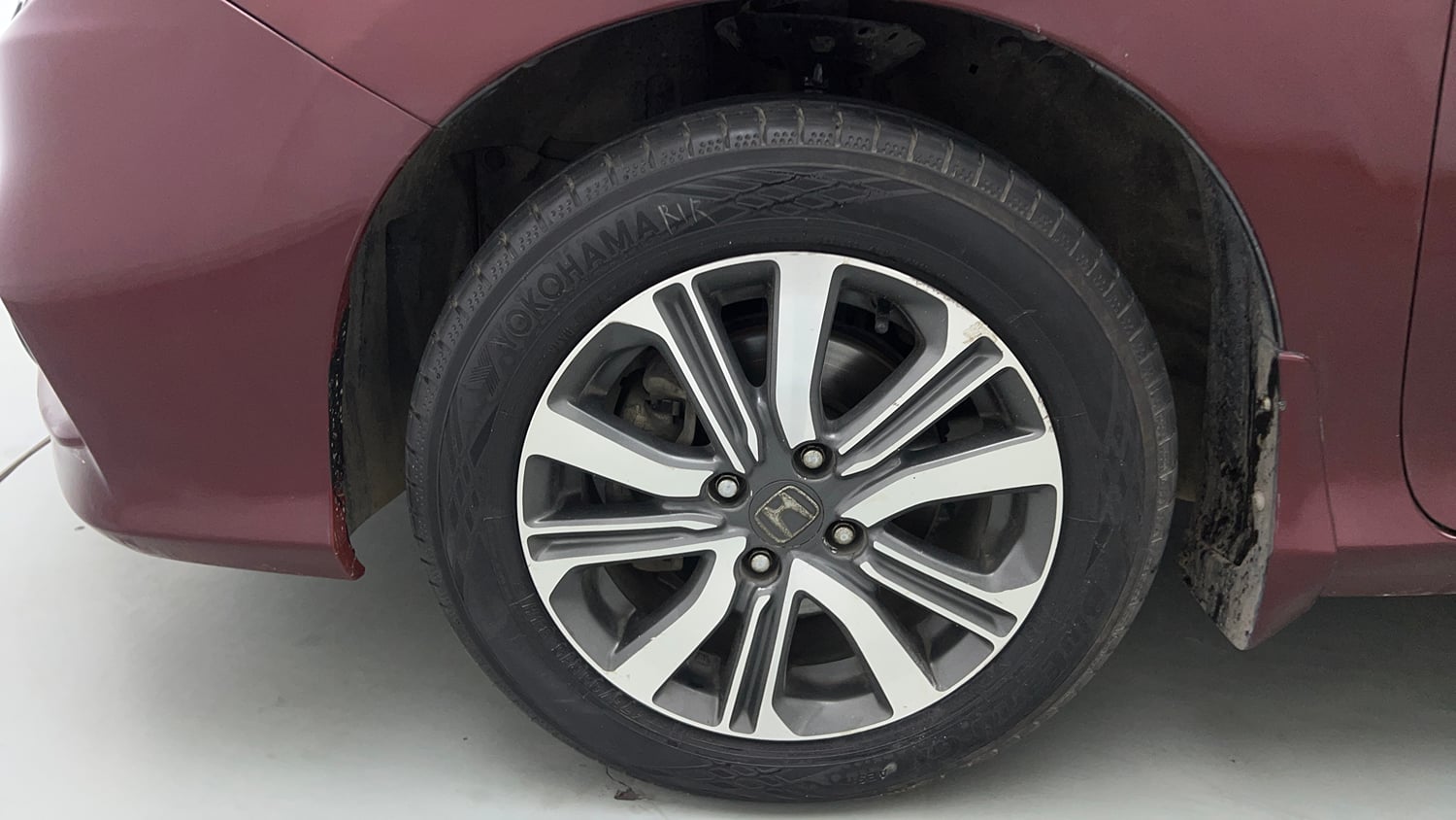 Used 2017 Honda City V Petrol Petrol Manual tyres LEFT FRONT TYRE RIM VIEW