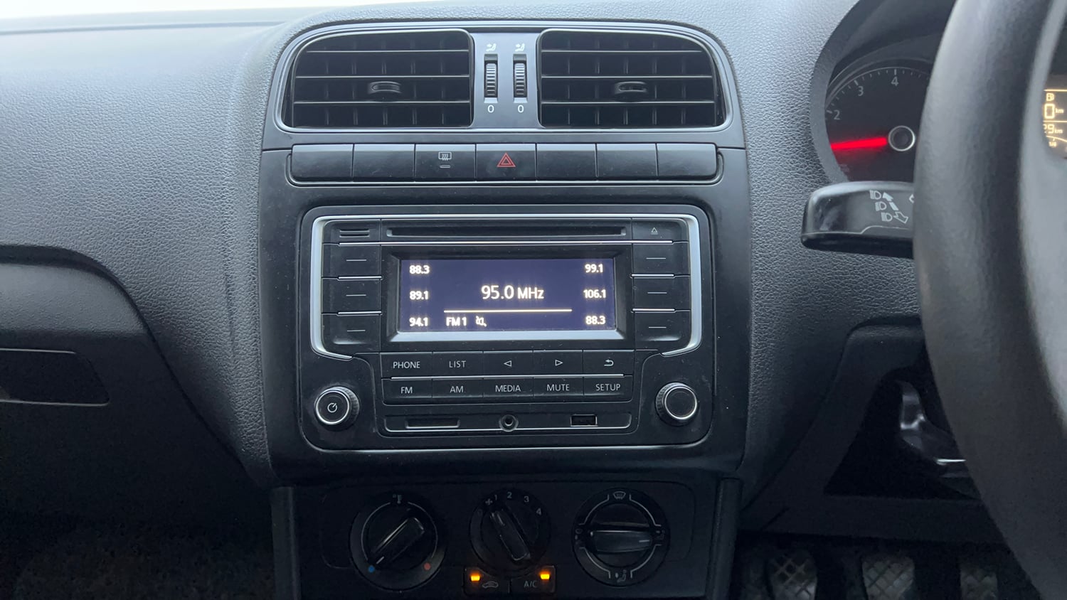 Used 2019 Volkswagen Polo Comfortline 1.0L (P) Petrol Manual interior MUSIC SYSTEM & AC CONTROL VIEW