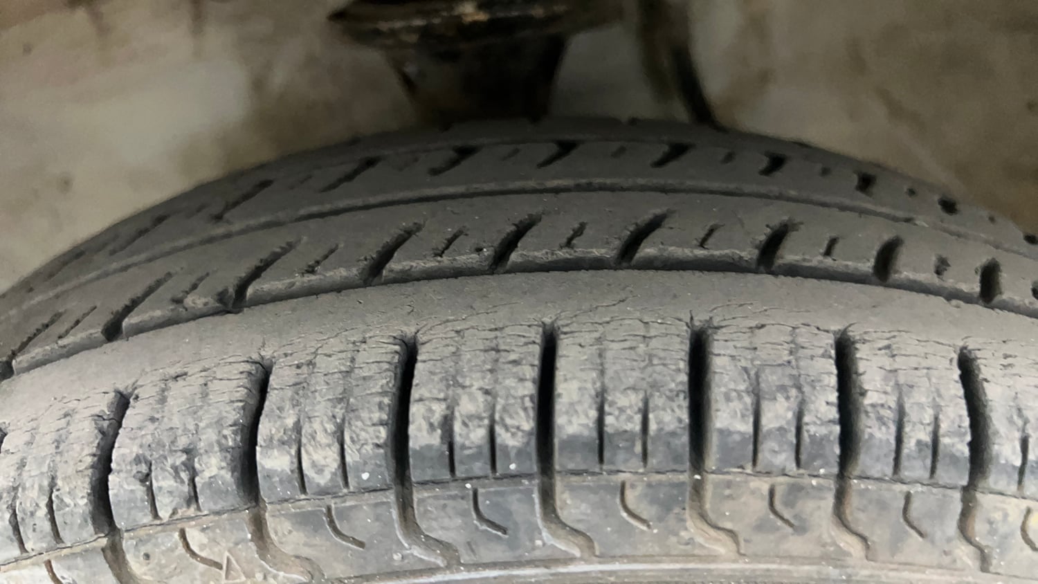 Used 2014 Maruti Suzuki Alto 800 Lxi Petrol Manual tyres LEFT FRONT TYRE TREAD VIEW