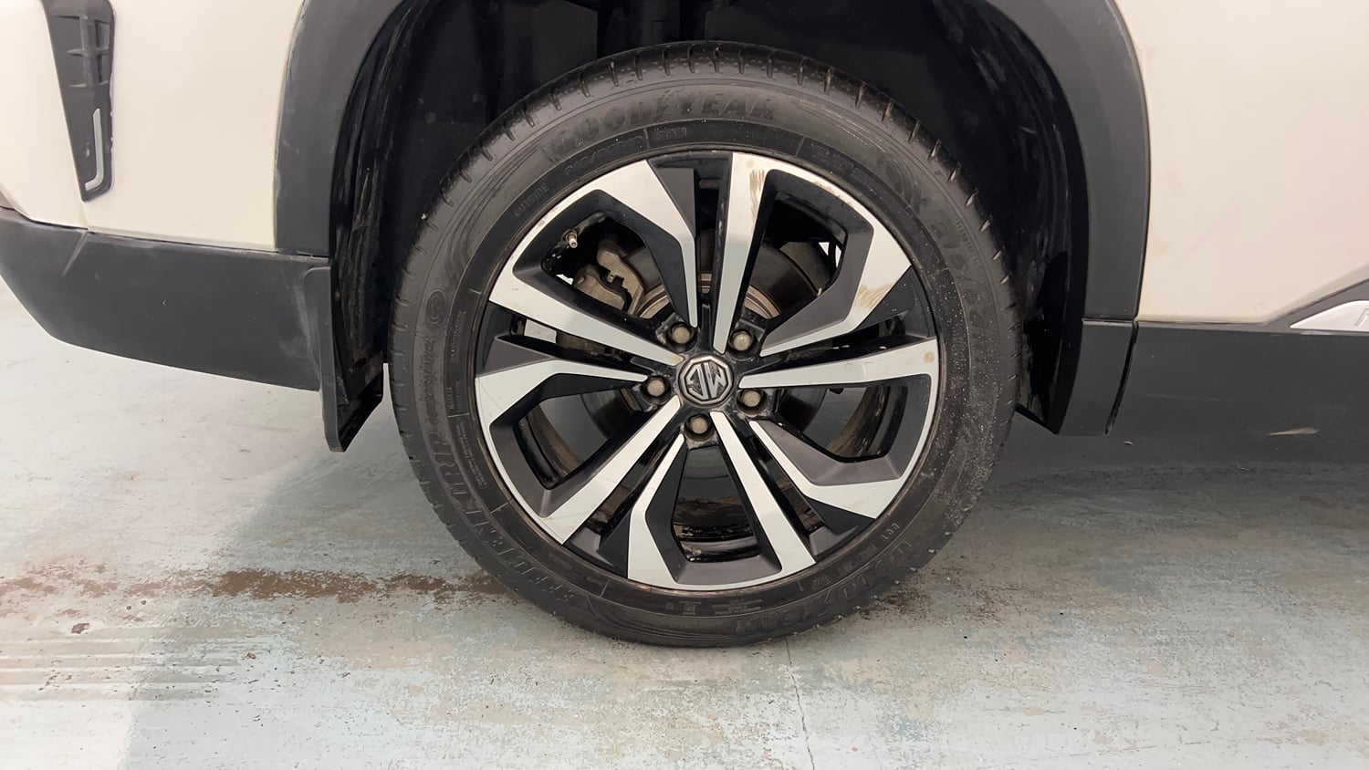 Used 2023 MG Motors Hector Plus Savvy Pro 1.5 Turbo Petrol CVT 7 STR Petrol Automatic tyres RIGHT REAR TYRE RIM VIEW