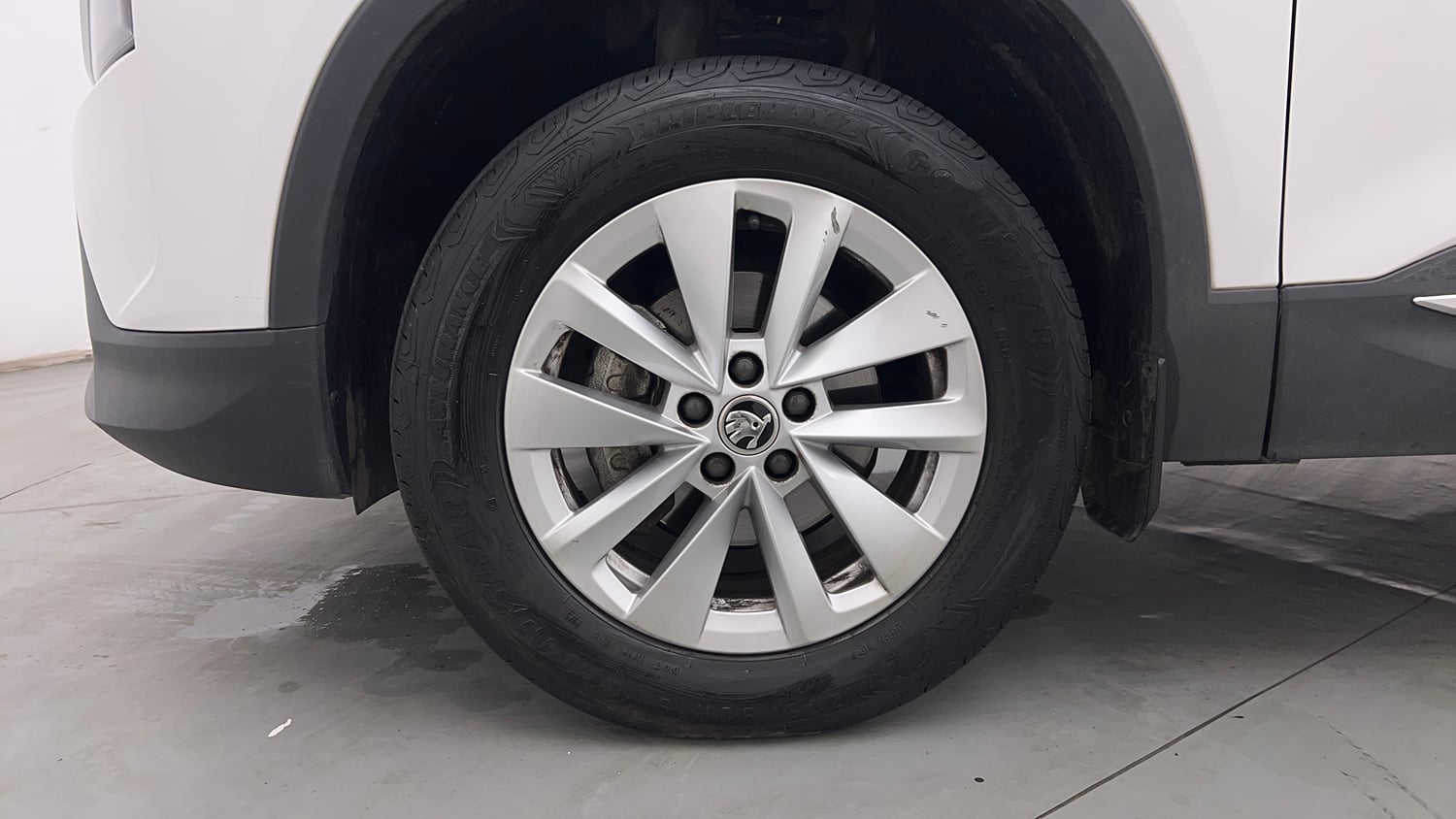 Used 2025 Skoda Kylaq Signature Plus AT Petrol Automatic tyres LEFT FRONT TYRE RIM VIEW