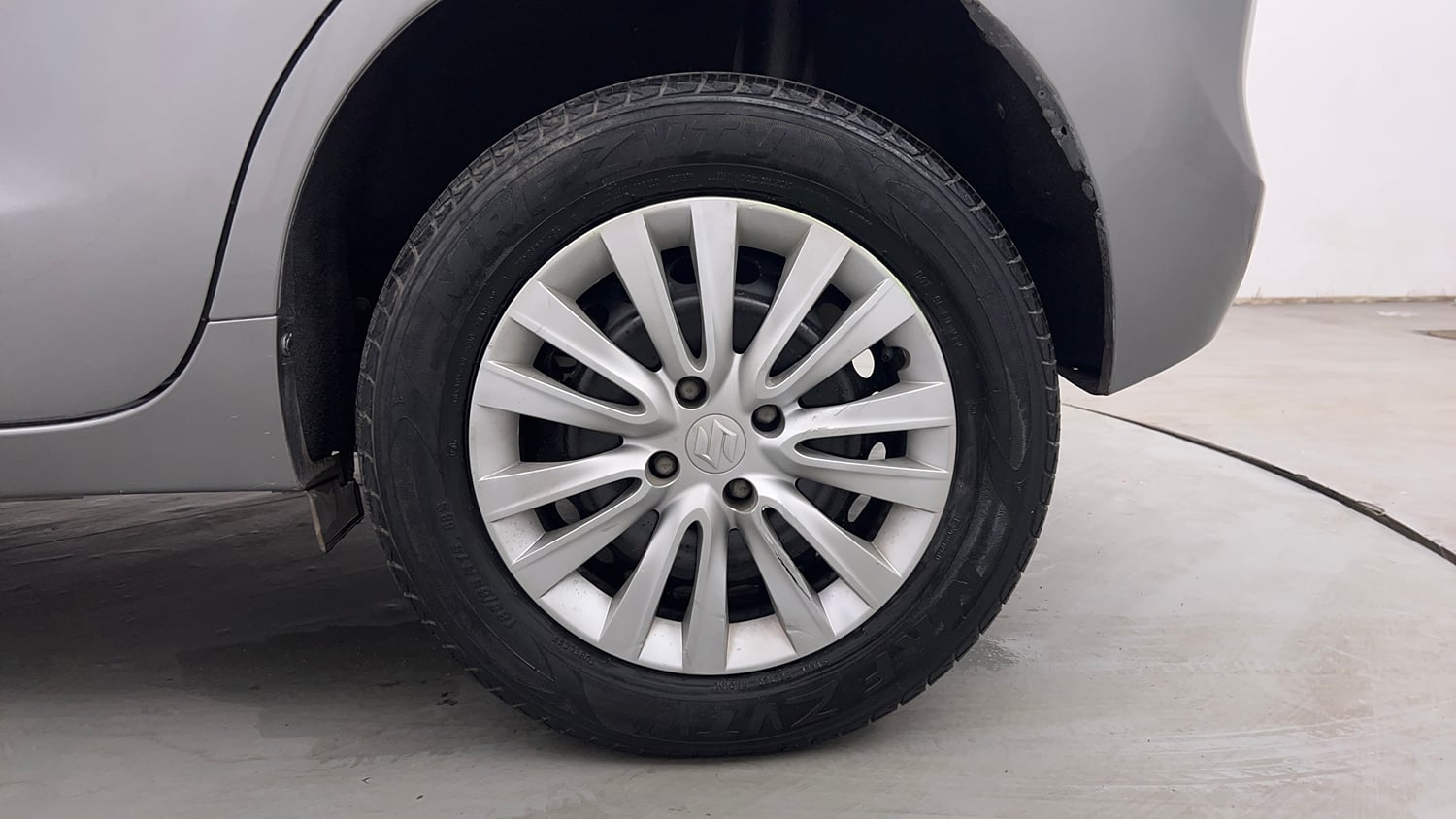 Used 2019 null Petrol Automatic tyres LEFT REAR TYRE RIM VIEW