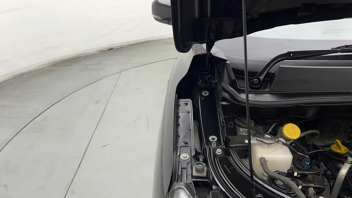 Used 2023 Renault Kiger RXZ MT Petrol Manual engine ENGINE RIGHT SIDE HINGE & APRON VIEW