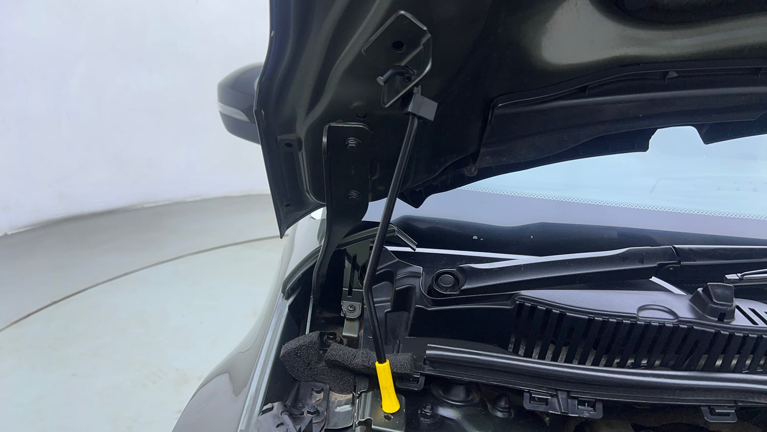Used 2021 Tata Nexon XZ Plus Petrol Manual engine ENGINE RIGHT SIDE HINGE & APRON VIEW