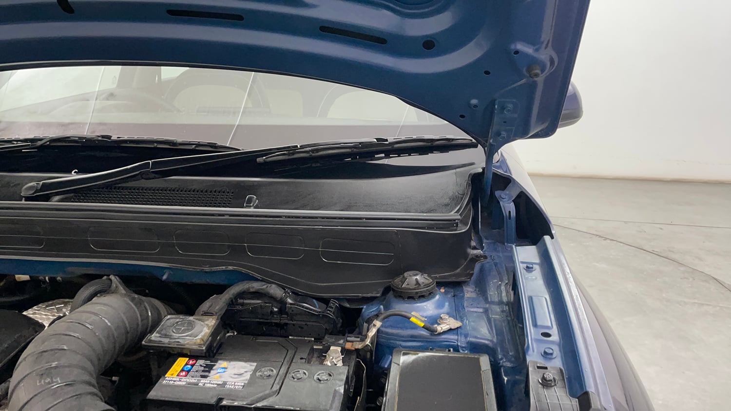 Used 2023 Hyundai Venue SX (O) 1.5 CRDi Diesel Manual engine ENGINE LEFT SIDE HINGE & APRON VIEW