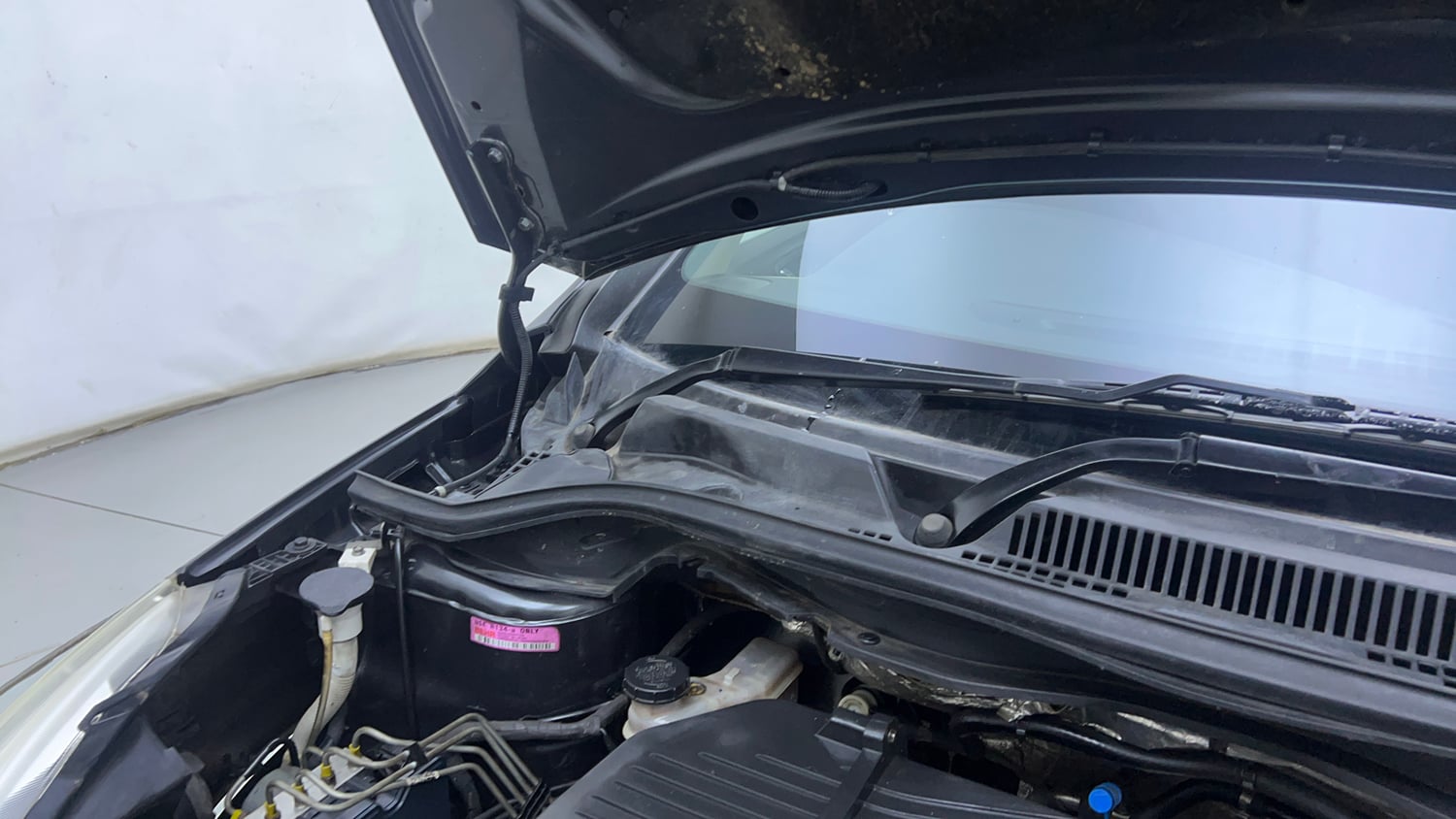 Used 2015 Tata Zest XT Petrol Petrol Manual engine ENGINE RIGHT SIDE HINGE & APRON VIEW