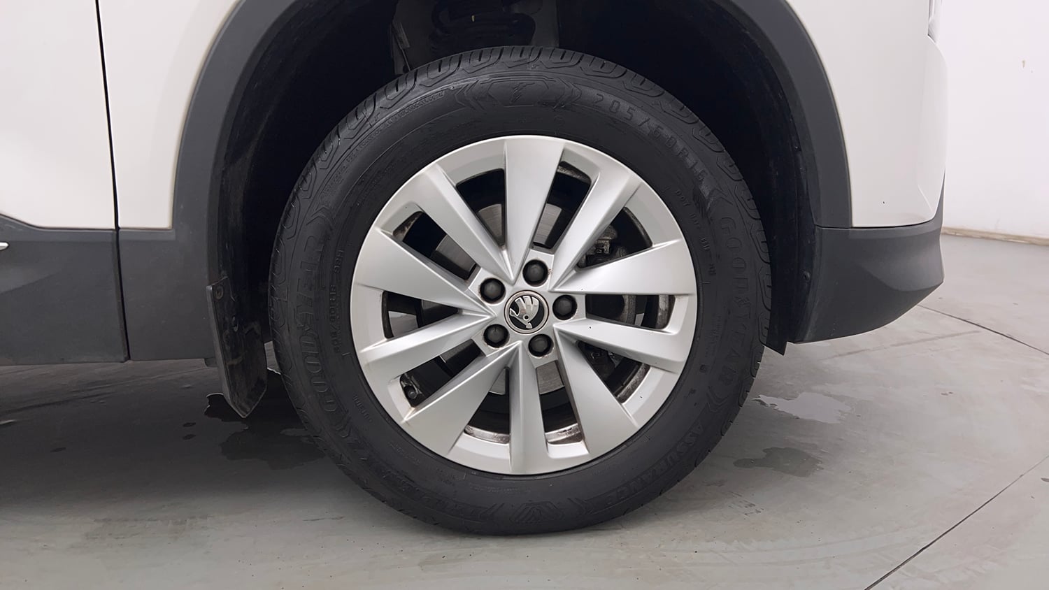 Used 2025 Skoda Kylaq Signature Plus AT Petrol Automatic tyres RIGHT FRONT TYRE RIM VIEW