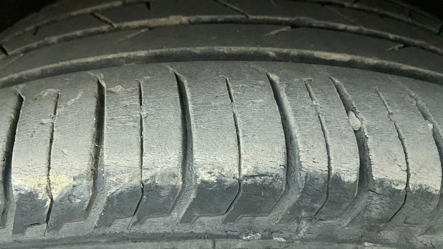 Used 2024 Skoda Slavia Ambition 1.0L TSI AT Petrol Automatic tyres RIGHT FRONT TYRE TREAD VIEW