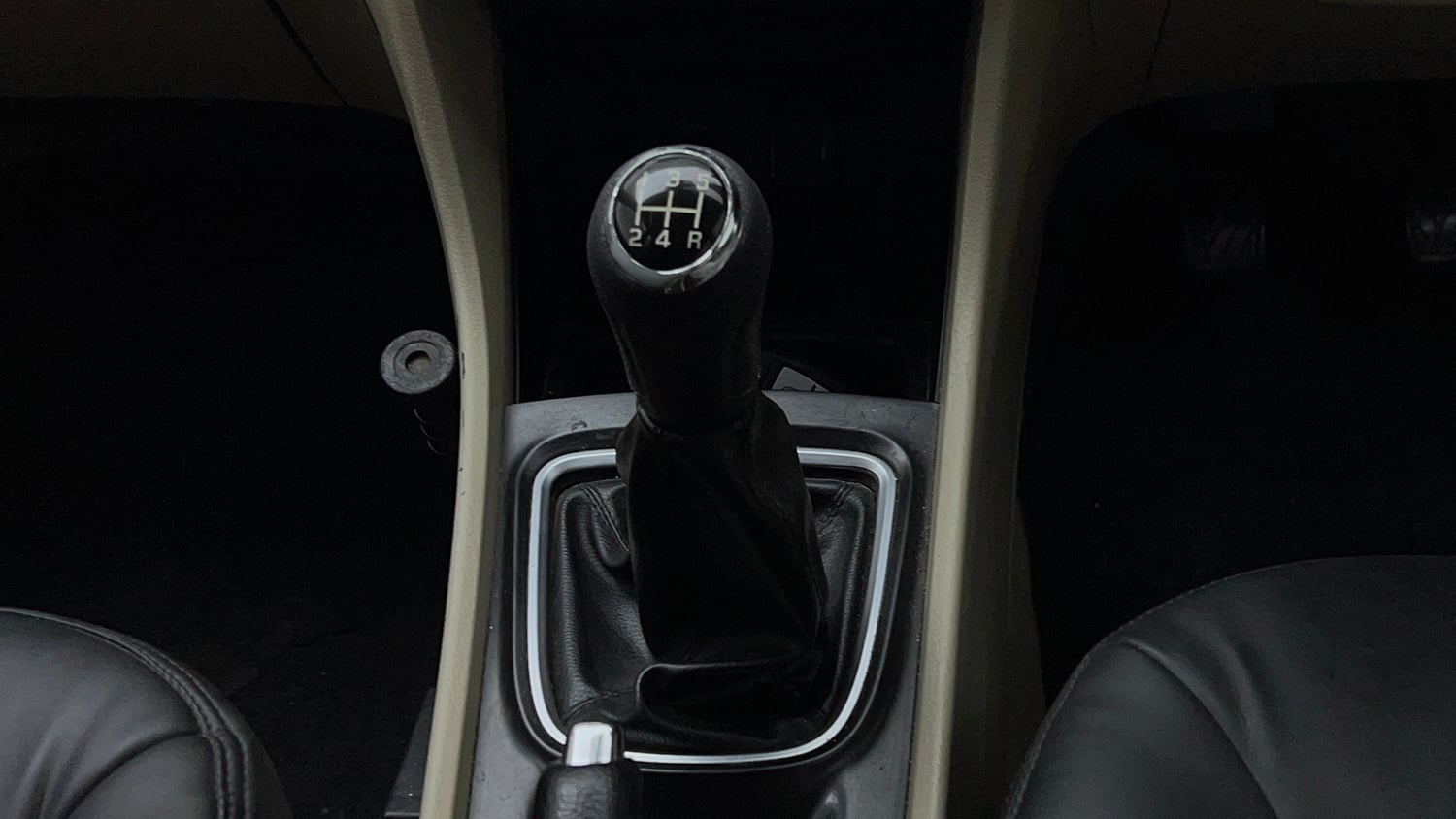 Used 2017 Maruti Suzuki Ciaz Alpha 1.4 MT Petrol Manual interior GEAR  KNOB VIEW