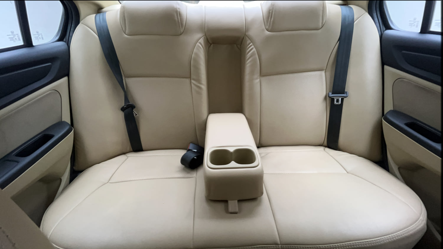 Used 2023 Honda Amaze VX 1.2 Petrol CVT Petrol Automatic interior REAR SEAT CONDITION VIEW