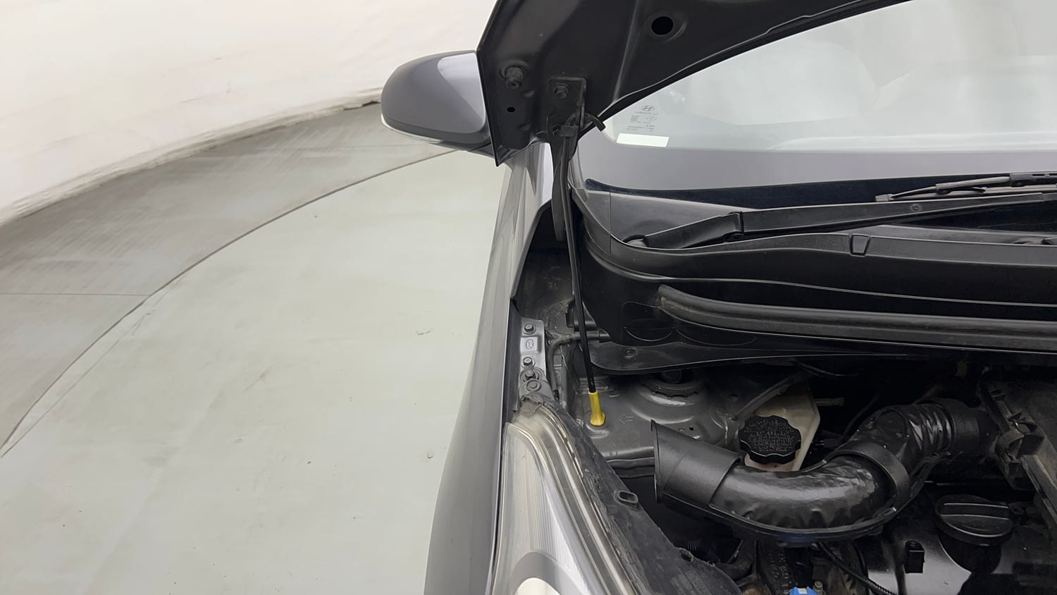 Used 2017 Hyundai Xcent SX Petrol Manual engine ENGINE RIGHT SIDE HINGE & APRON VIEW