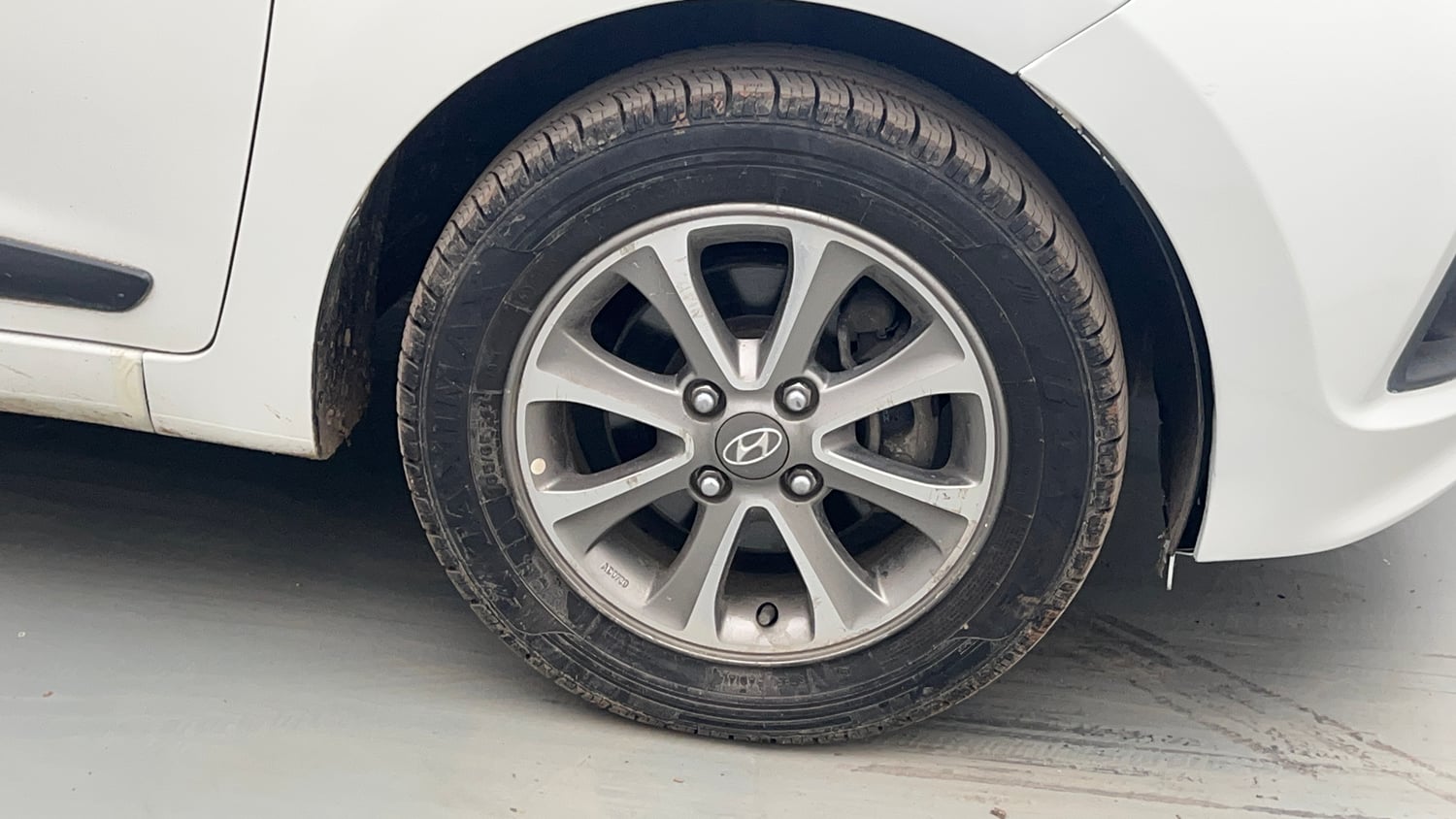 Used 2014 Hyundai Grand i10 Asta 1.2 Kappa VTVT (O) Petrol Manual tyres RIGHT FRONT TYRE RIM VIEW
