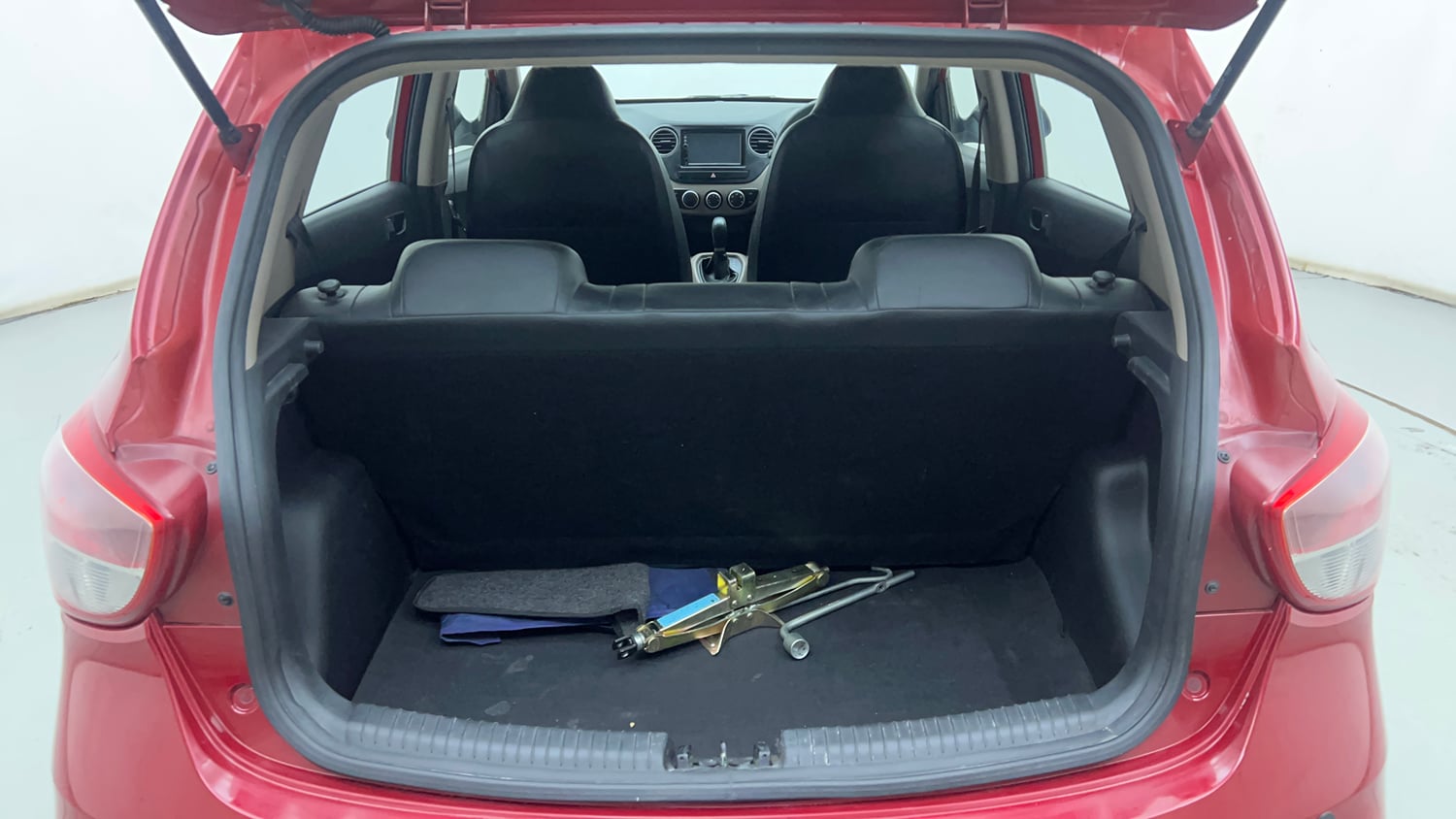 Used 2017 Hyundai Grand i10 Magna AT 1.2 Kappa VTVT Petrol Automatic interior DICKY INSIDE VIEW