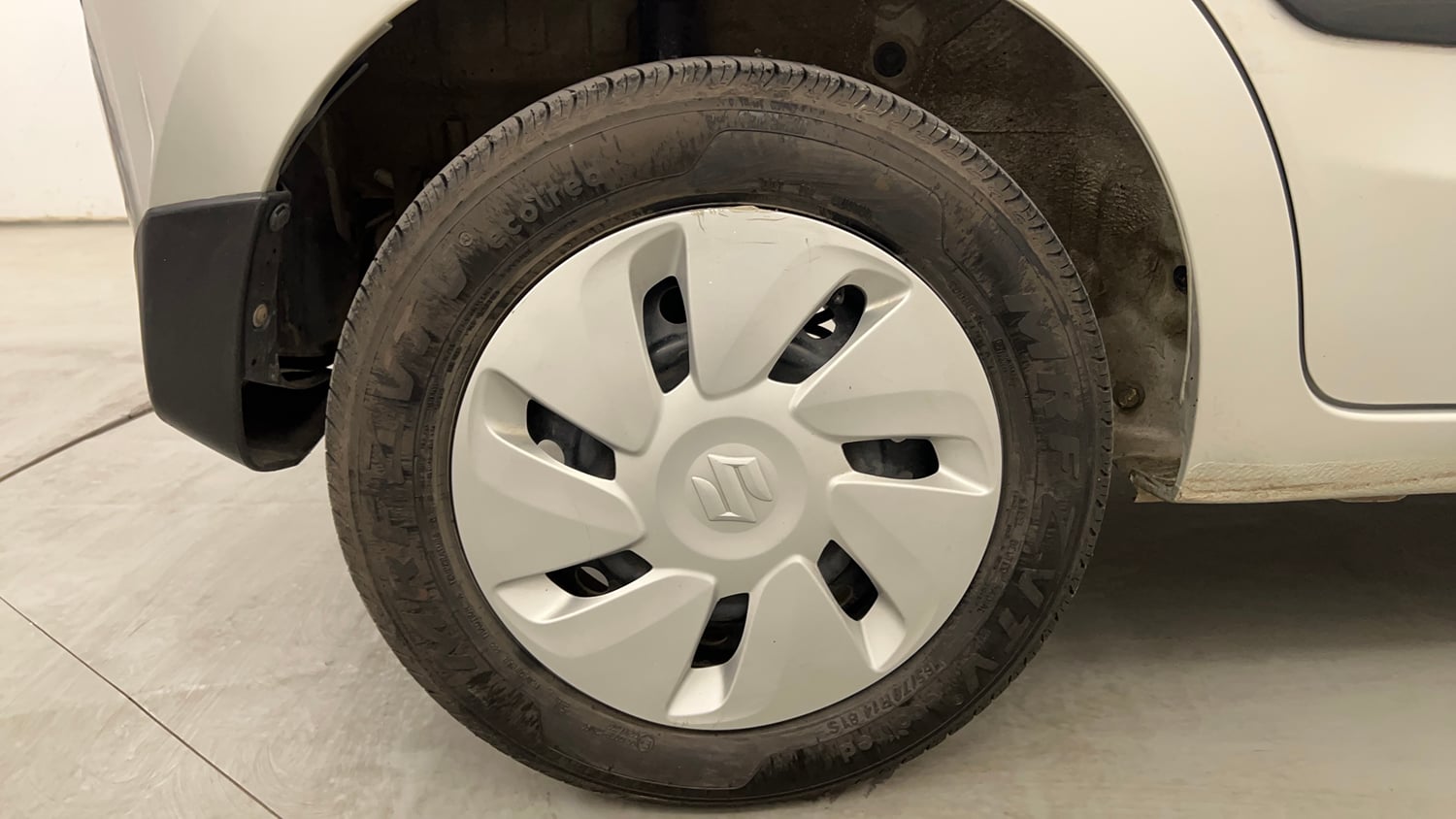 Used 2016 Maruti Suzuki Celerio VXi AMT Petrol Automatic tyres RIGHT REAR TYRE RIM VIEW