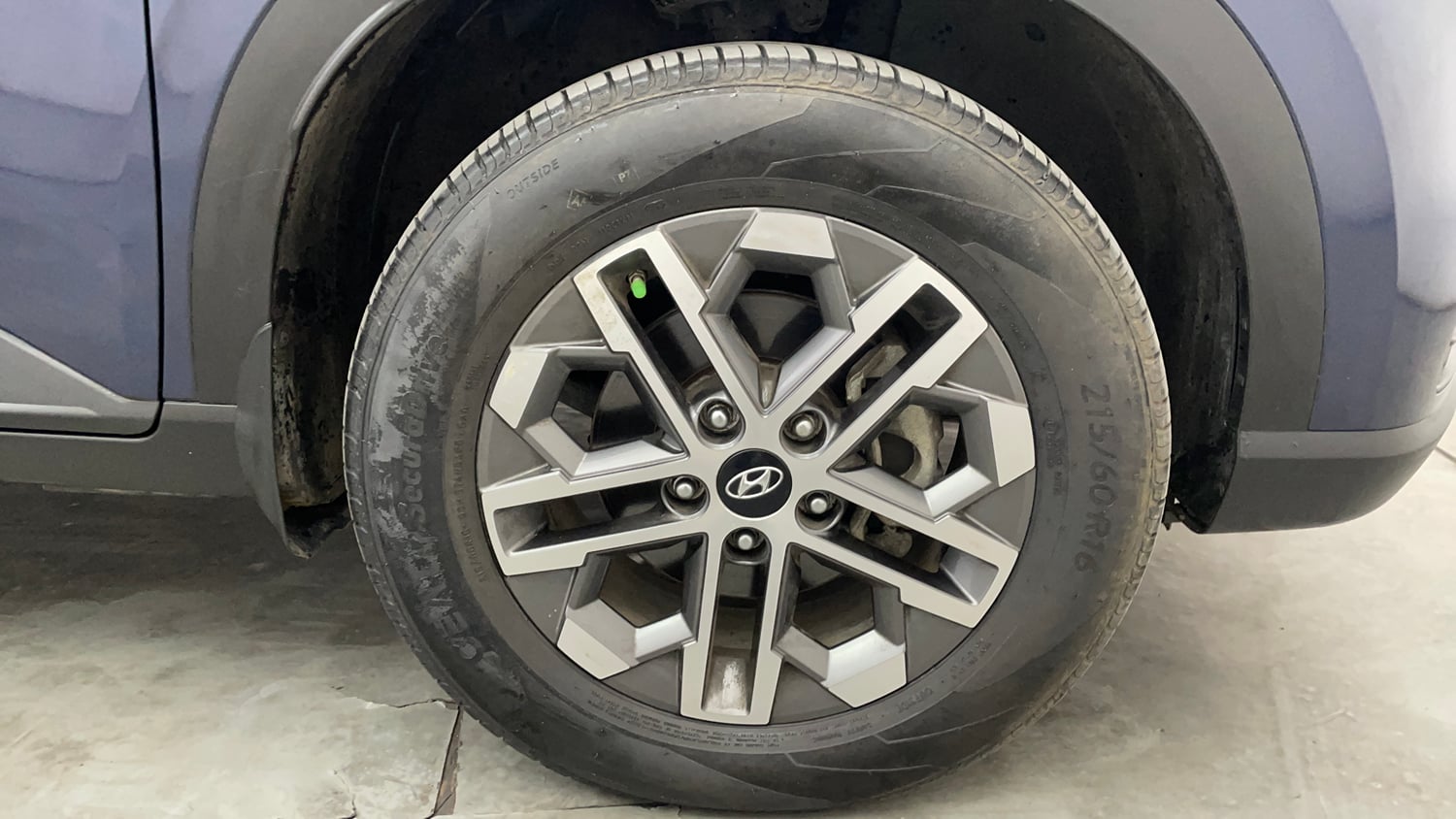 Used 2023 Hyundai Venue SX (O) 1.5 CRDi Diesel Manual tyres RIGHT FRONT TYRE RIM VIEW