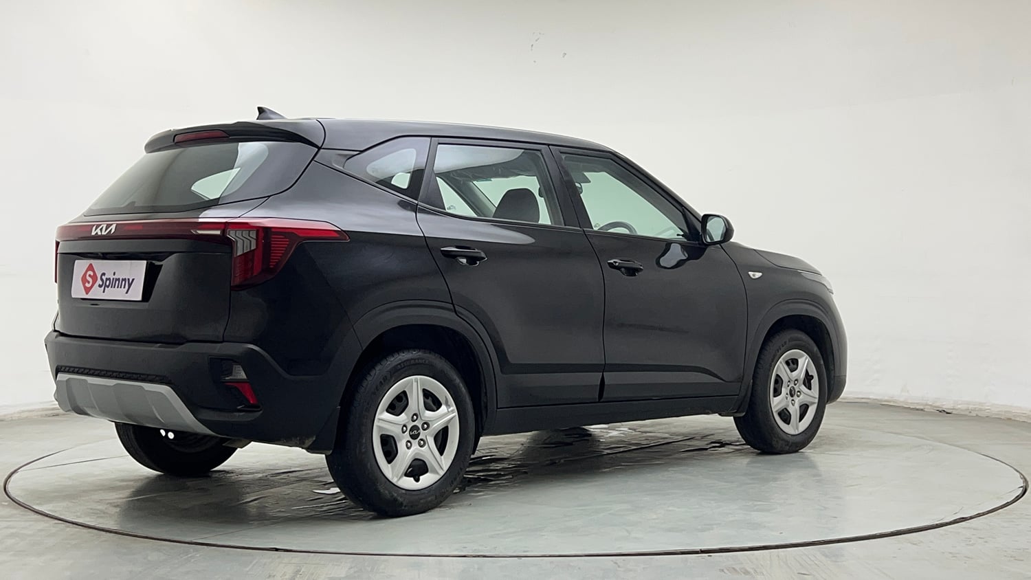 Used 2025 Kia Seltos HTE (O)1.5 Petrol MT Petrol Manual exterior RIGHT REAR CORNER VIEW