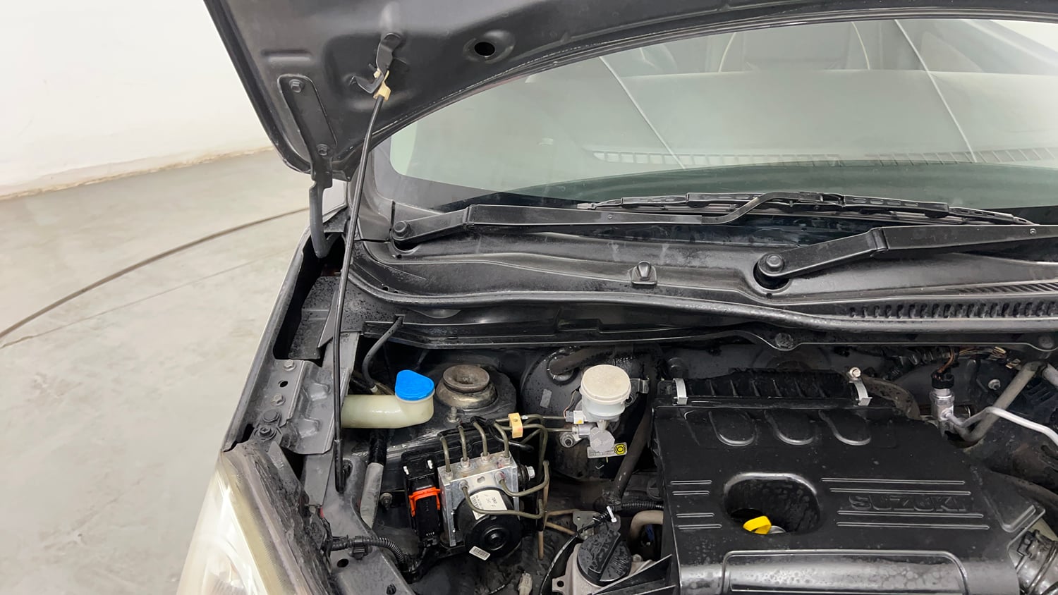 Used 2016 Maruti Suzuki Wagon R 1.0 VXI AMT Petrol Automatic engine ENGINE RIGHT SIDE HINGE & APRON VIEW