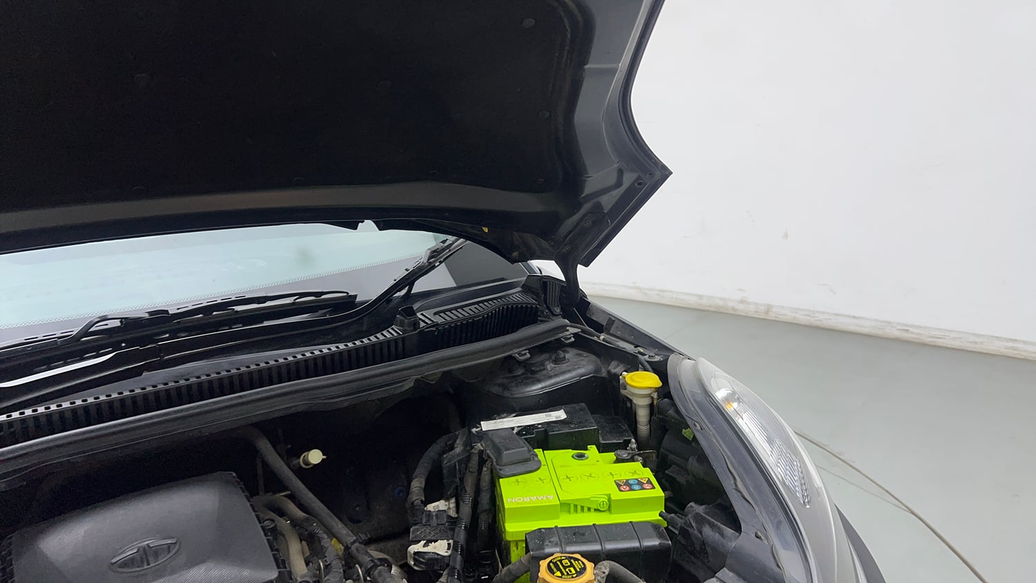 Used 2018 Tata Nexon XM Petrol Manual engine ENGINE LEFT SIDE HINGE & APRON VIEW