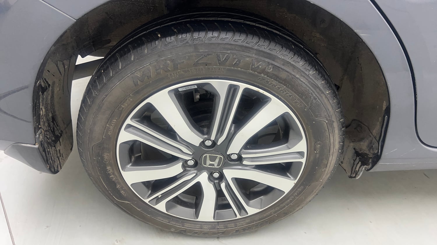 Used 2023 Honda Amaze VX 1.2 Petrol CVT Petrol Automatic tyres RIGHT REAR TYRE RIM VIEW