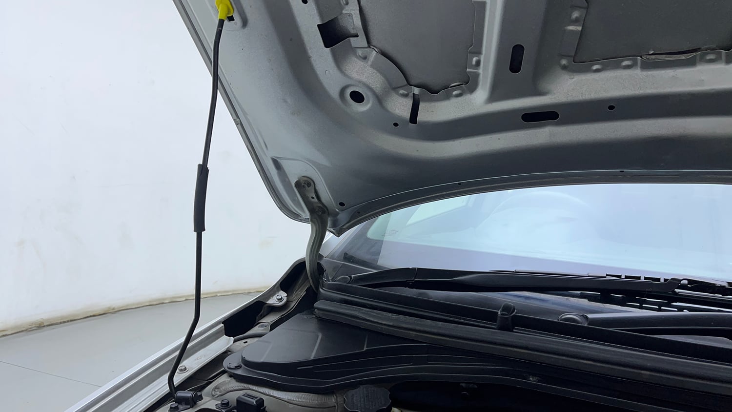 Used 2017 Hyundai Elantra 2.0 SX (O) AT Petrol Automatic engine ENGINE RIGHT SIDE HINGE & APRON VIEW