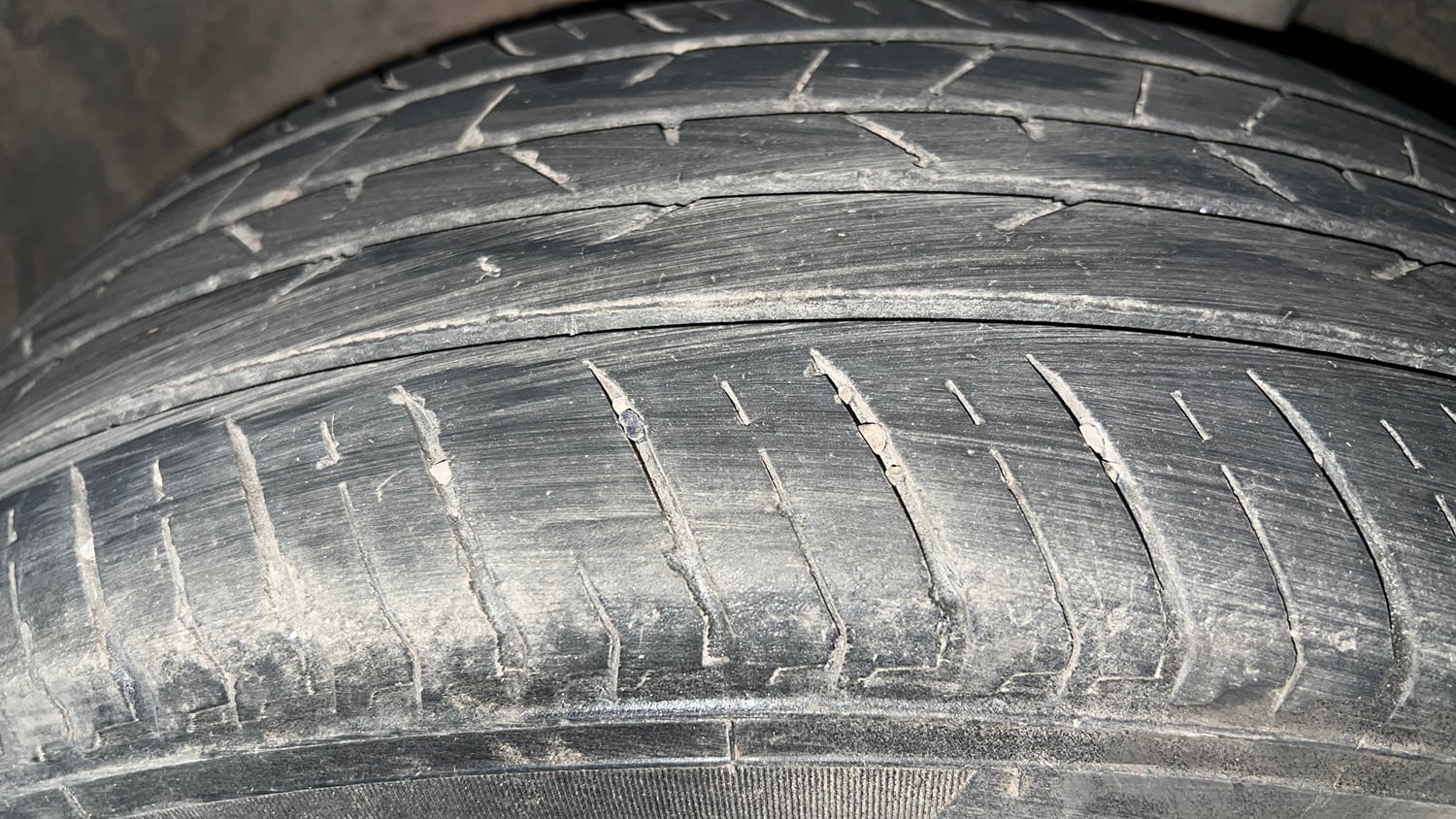Used 2022 Nissan Magnite XV Premium Turbo CVT Petrol Automatic tyres LEFT REAR TYRE TREAD VIEW