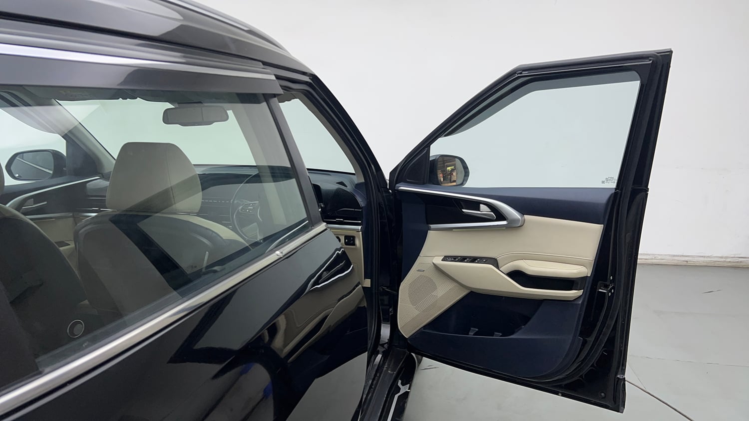Used 2022 Kia Carens Luxury Plus 1.4 Petrol DCT 7 STR Petrol Automatic interior RIGHT FRONT DOOR OPEN VIEW