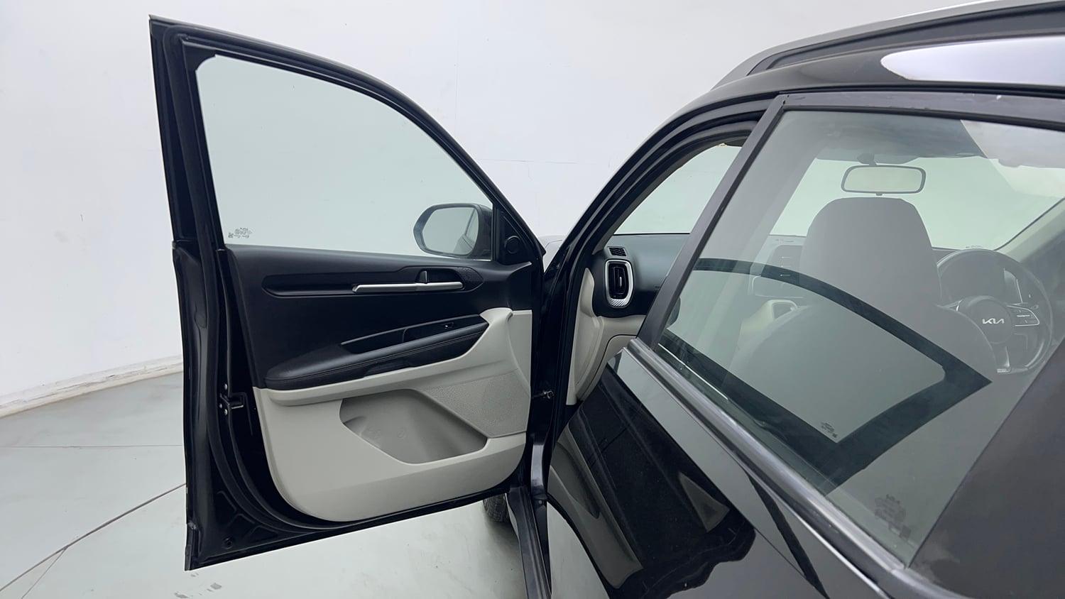 Used 2022 Kia Sonet HTX 1.5 AT Diesel Automatic interior LEFT FRONT DOOR OPEN VIEW
