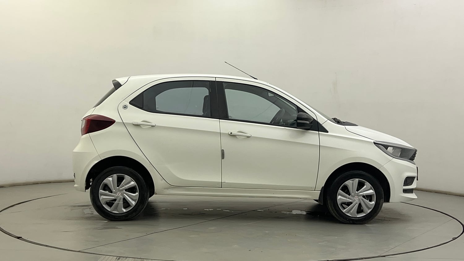 Used 2024 Tata Tiago XT CNG Cng Manual exterior RIGHT SIDE VIEW