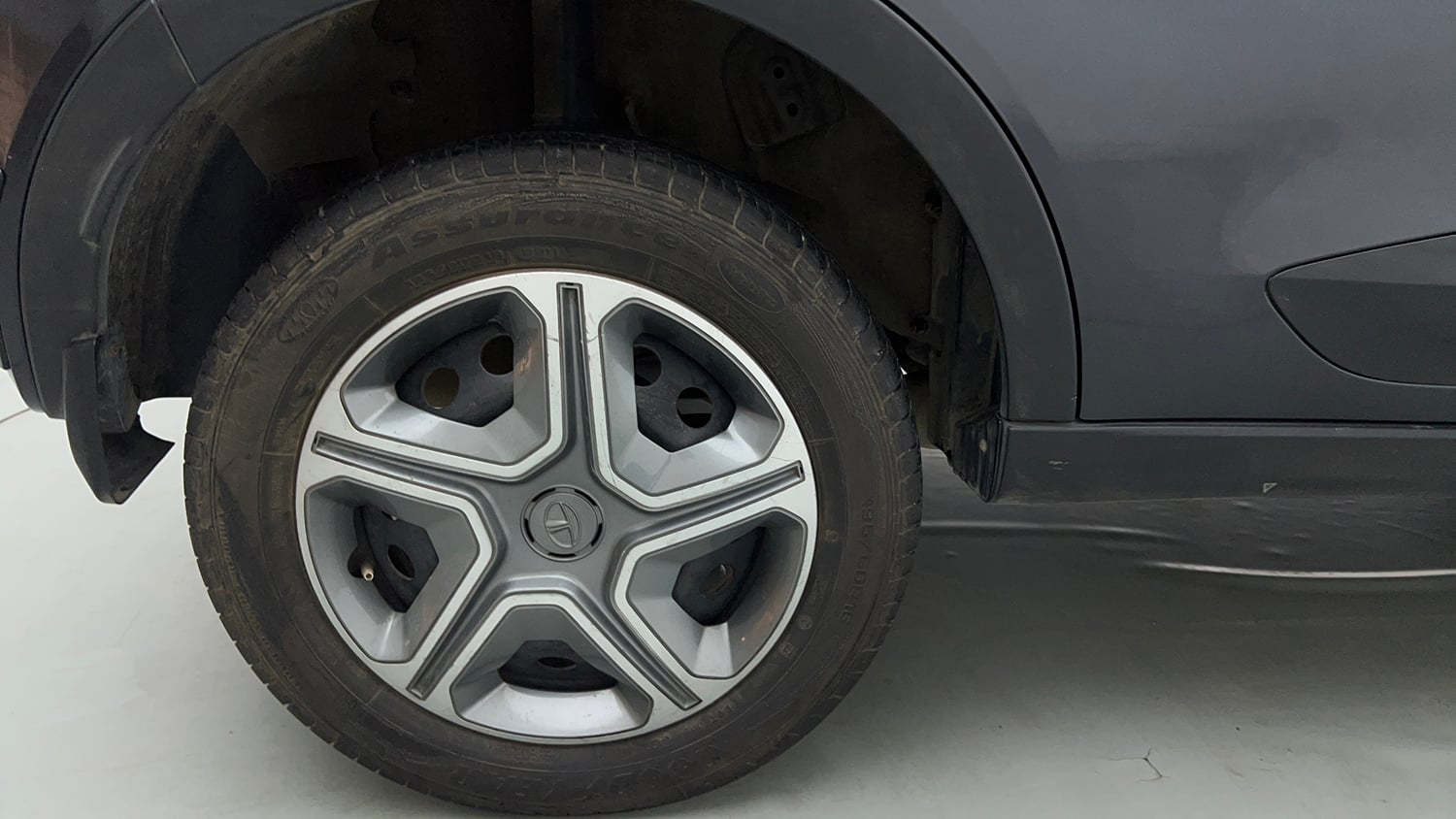 Used 2018 Tata Nexon XM Petrol Manual tyres RIGHT REAR TYRE RIM VIEW