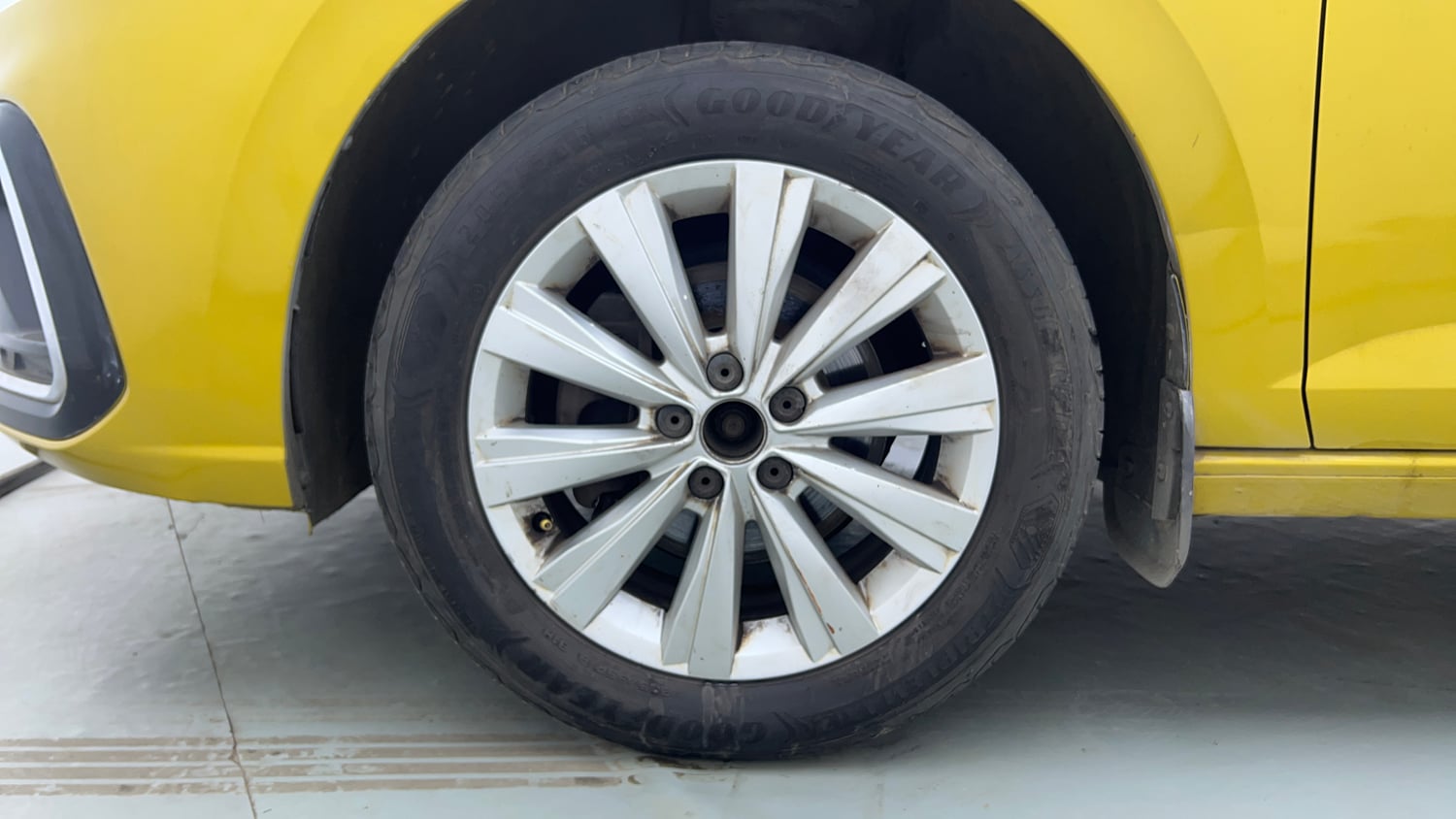 Used 2023 Volkswagen Virtus Highline 1.0 TSI AT Petrol Automatic tyres LEFT FRONT TYRE RIM VIEW