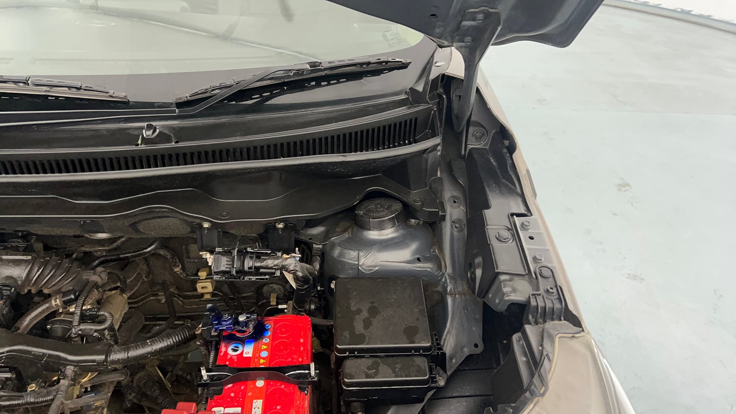 Used 2022 Maruti Suzuki XL6 Zeta MT Petrol Petrol Manual engine ENGINE LEFT SIDE HINGE & APRON VIEW