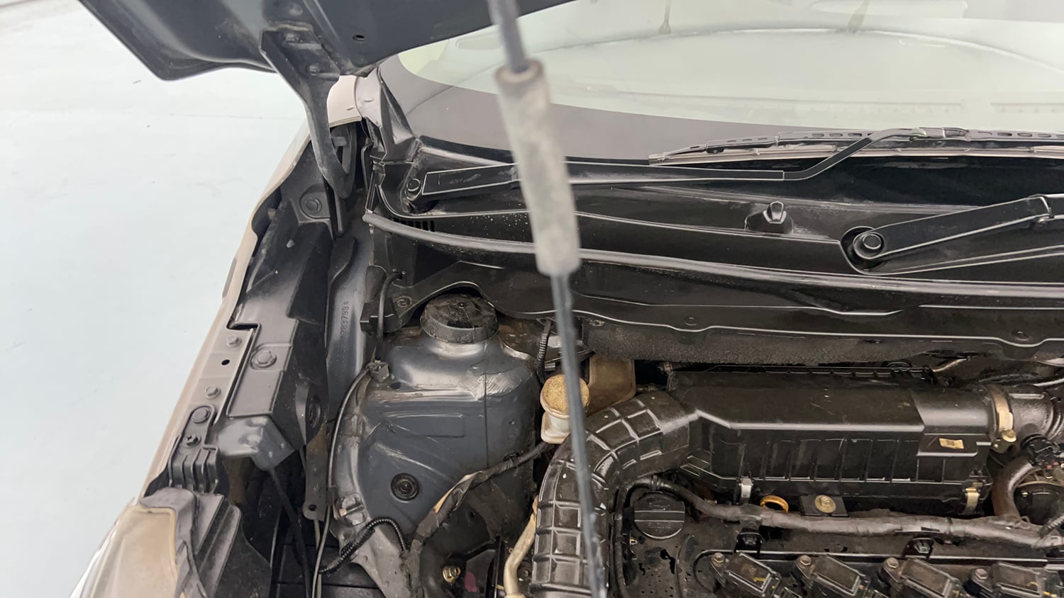 Used 2022 Maruti Suzuki XL6 Zeta MT Petrol Petrol Manual engine ENGINE RIGHT SIDE HINGE & APRON VIEW