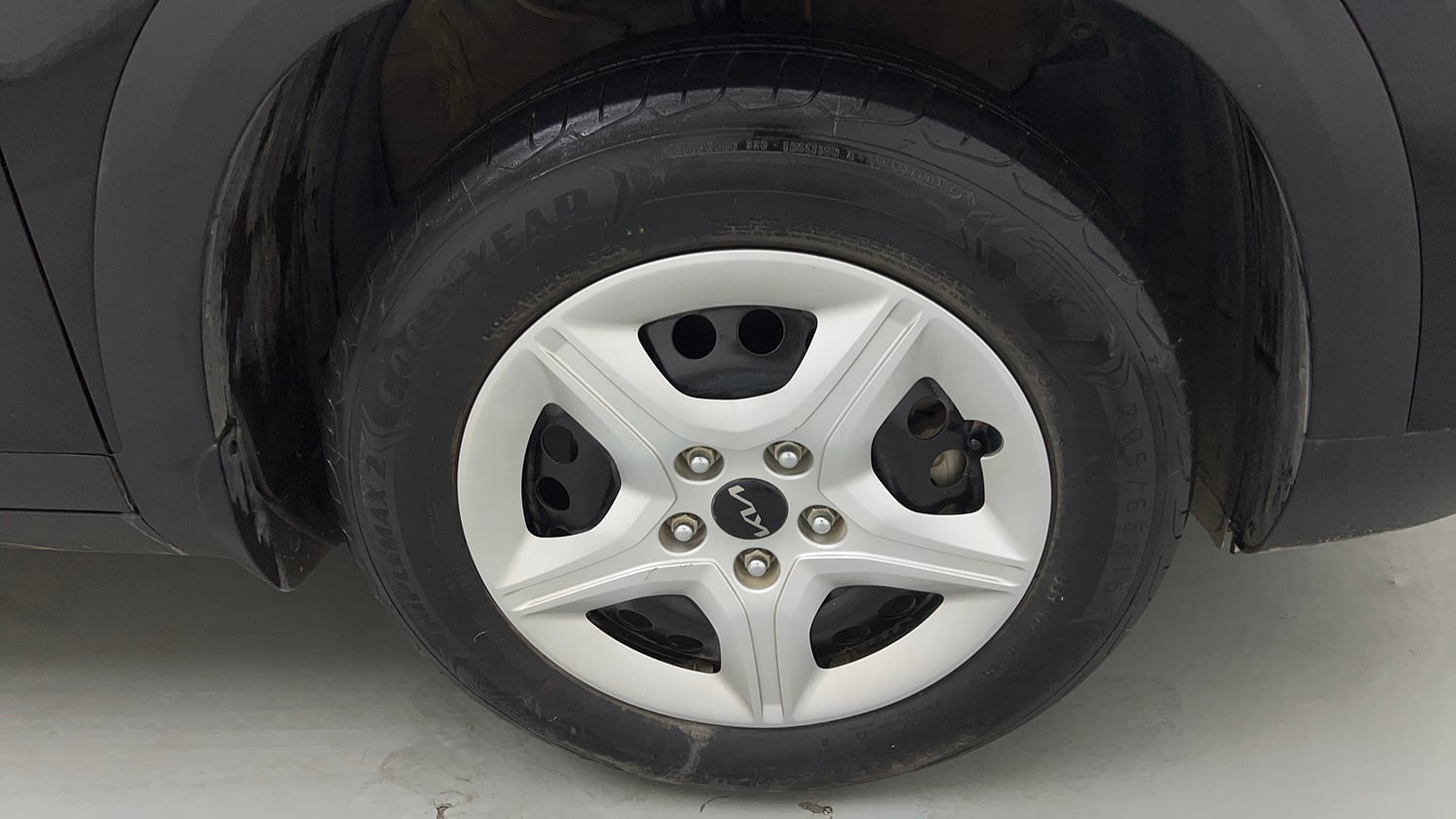 Used 2025 Kia Seltos HTE (O)1.5 Petrol MT Petrol Manual tyres RIGHT FRONT TYRE RIM VIEW