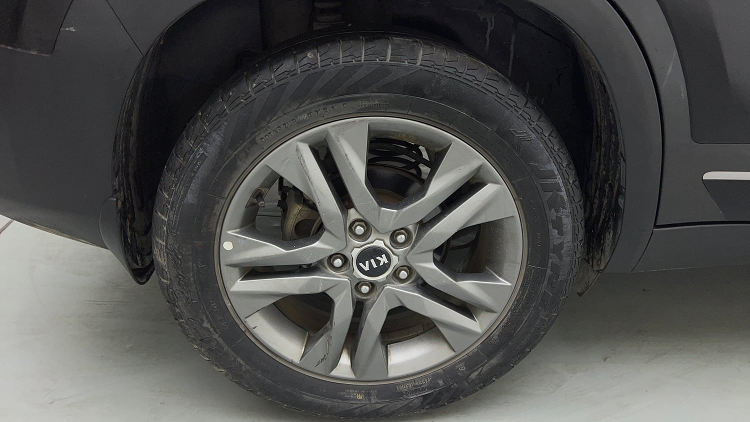 Used 2021 kia Seltos HTX IVT 1.5 Petrol Automatic tyres RIGHT REAR TYRE RIM VIEW