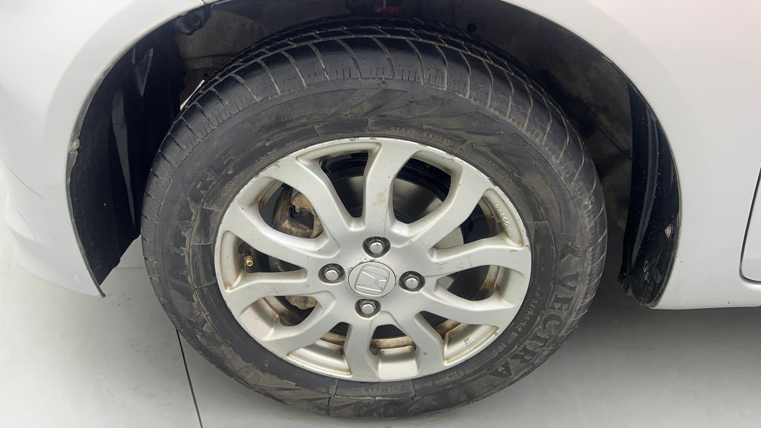 Used 2015 Honda Amaze 1.2 VX AT i-VTEC Petrol Automatic tyres LEFT FRONT TYRE RIM VIEW