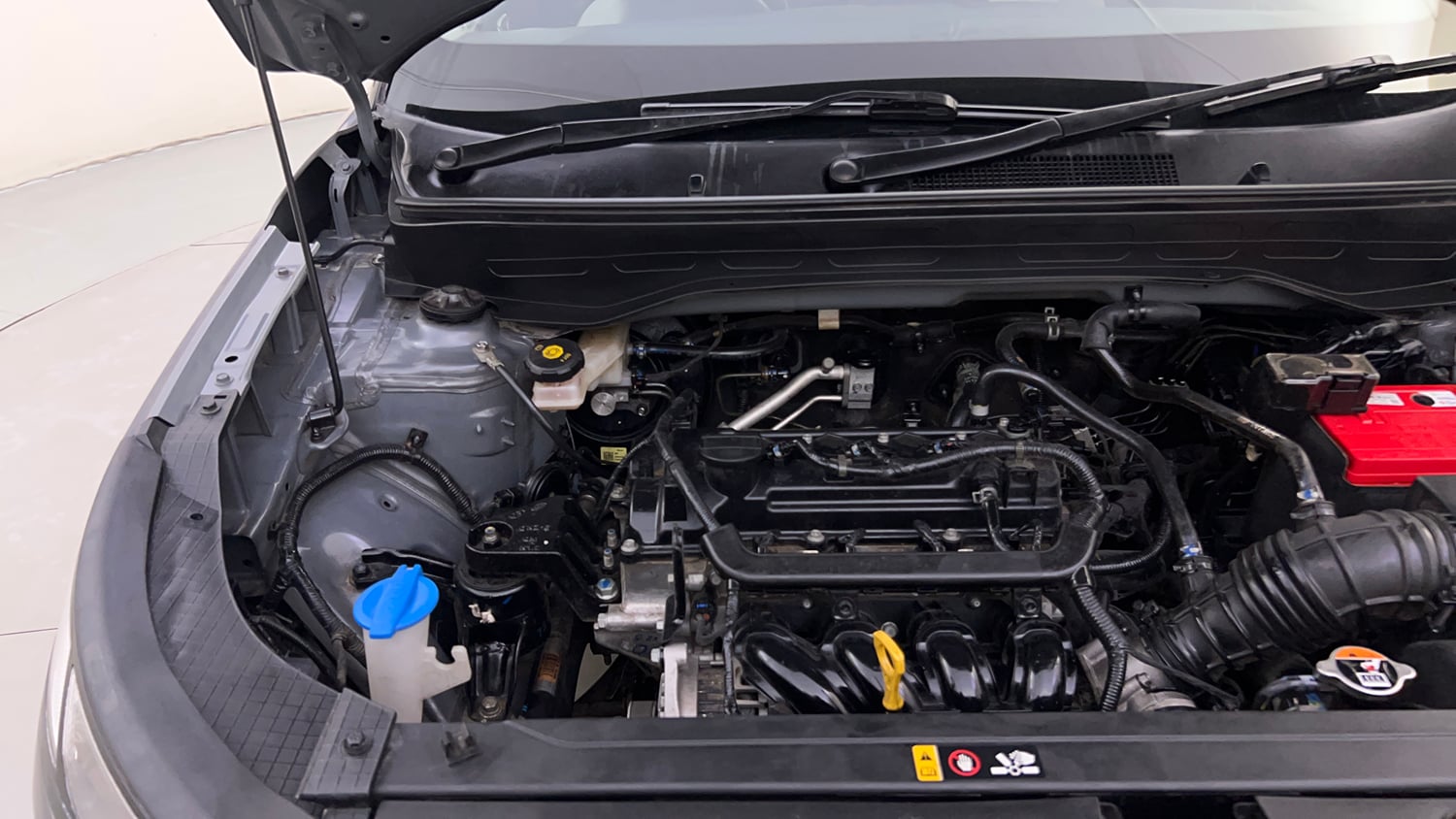 Used 2022 Hyundai Venue SX 1.2 Petrol Petrol Manual engine ENGINE RIGHT SIDE HINGE & APRON VIEW