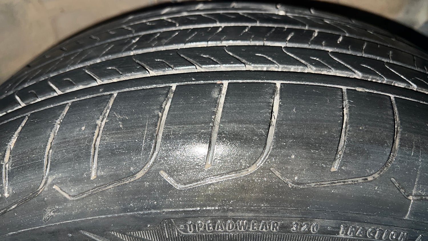 Used 2025 Kia Seltos HTE (O)1.5 Petrol MT Petrol Manual tyres RIGHT FRONT TYRE TREAD VIEW