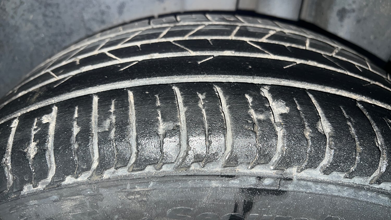 Used 2017 Maruti Suzuki Ciaz Alpha 1.4 MT Petrol Manual tyres LEFT REAR TYRE TREAD VIEW